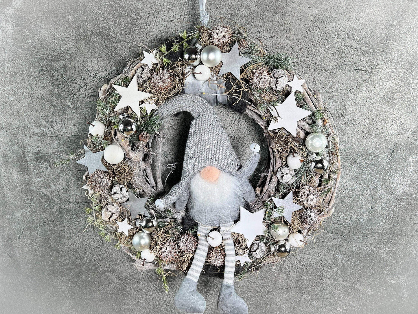Advent 45cm Türkranz mit 40er LED Türdeko Türschmuck Weihnachten Weidenkranz Wichtel – handgemacht aus Seiden- und Kunstblumen, langlebig & pflegeleicht von SarahsFlowerStudio