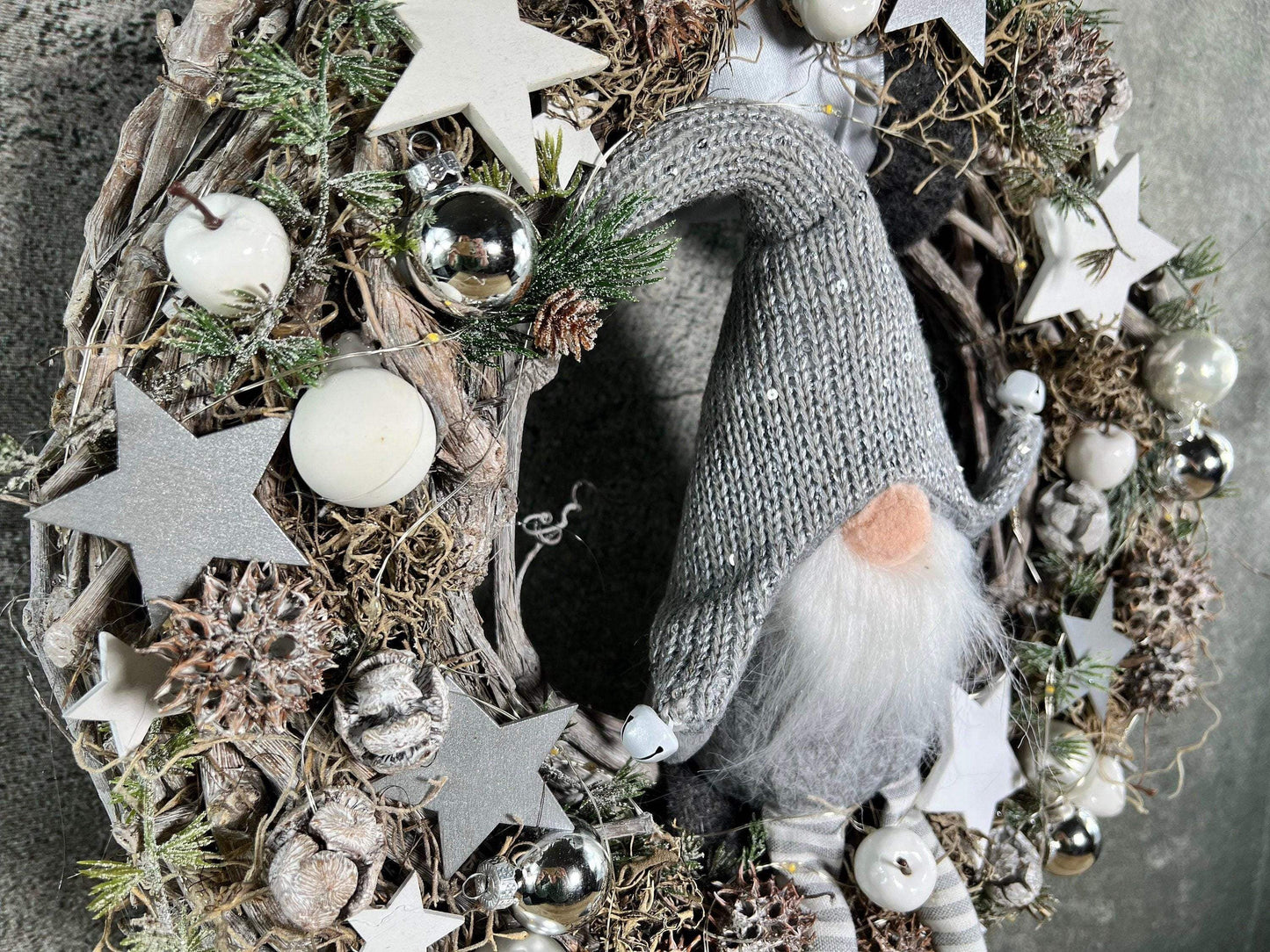 Advent 45cm Türkranz mit 40er LED Türdeko Türschmuck Weihnachten Weidenkranz Wichtel – handgemacht aus Seiden- und Kunstblumen, langlebig & pflegeleicht von SarahsFlowerStudio