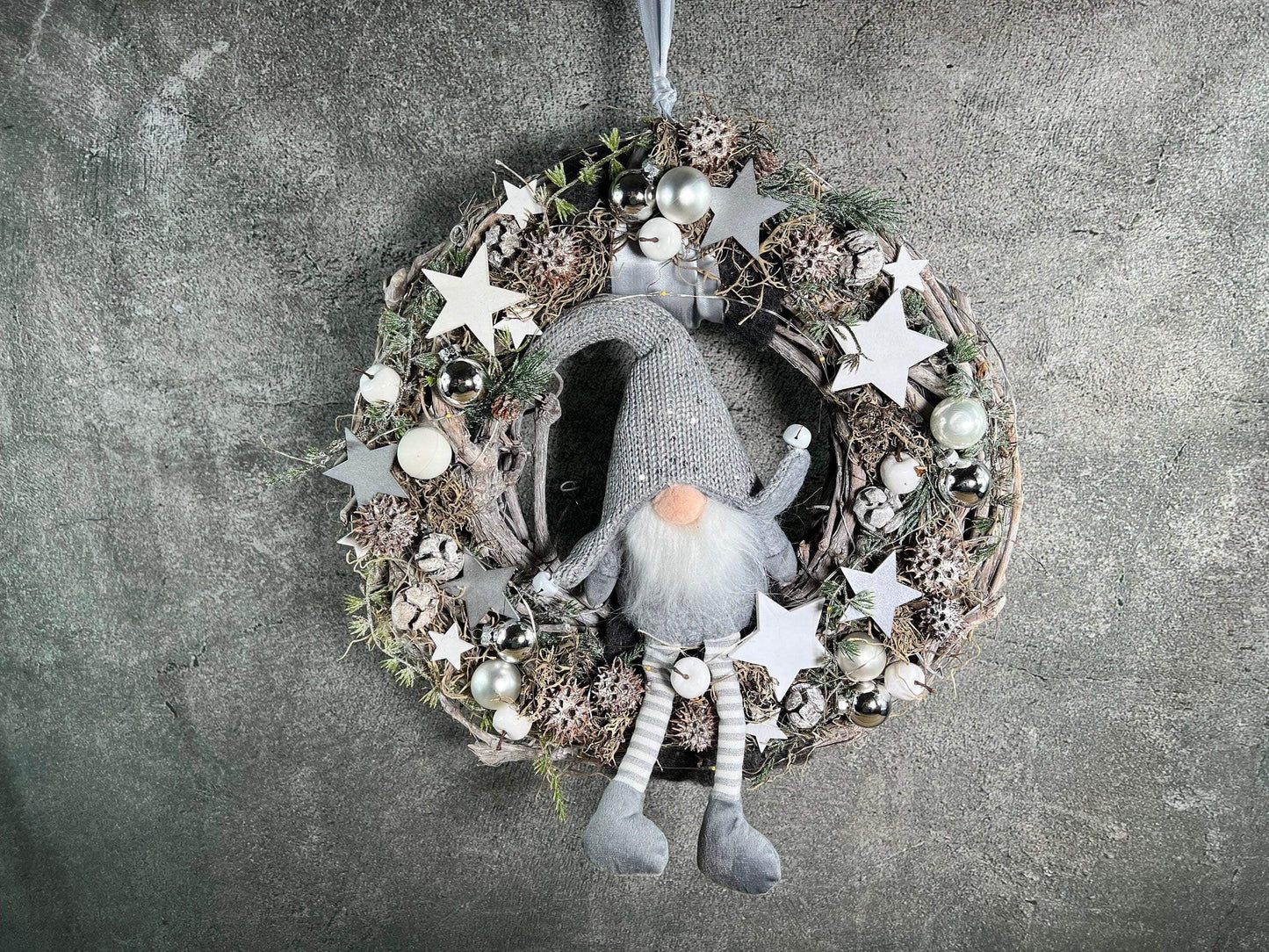 Advent 45cm Türkranz mit 40er LED Türdeko Türschmuck Weihnachten Weidenkranz Wichtel – handgemacht aus Seiden- und Kunstblumen, langlebig & pflegeleicht von SarahsFlowerStudio