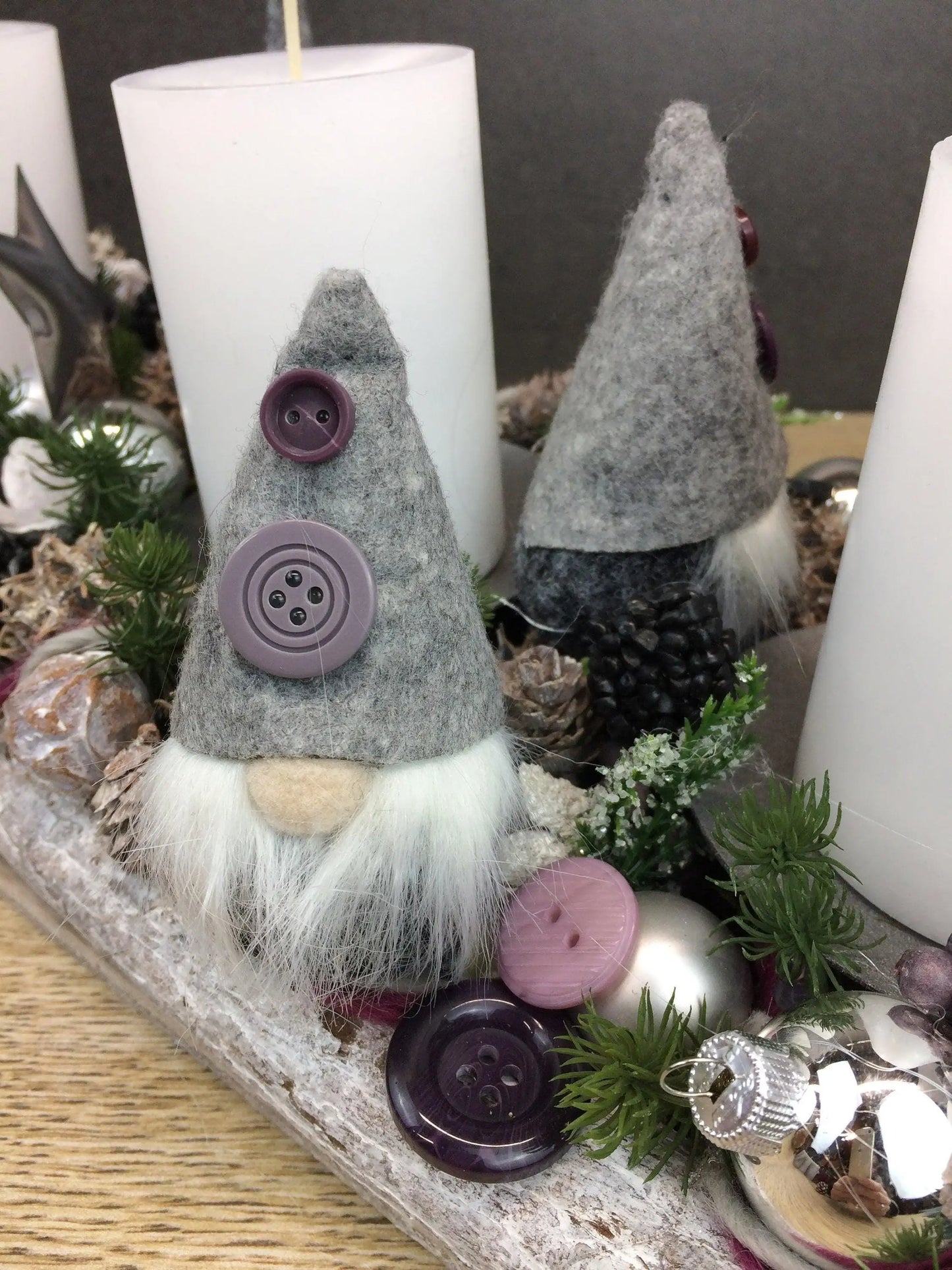 Adventskranz Adventskalender Wichtel Modern Länglich in zwei verschiedenen Größen L und XL – handgemacht aus Seiden- und Kunstblumen, langlebig & pflegeleicht von SarahsFlowerStudio