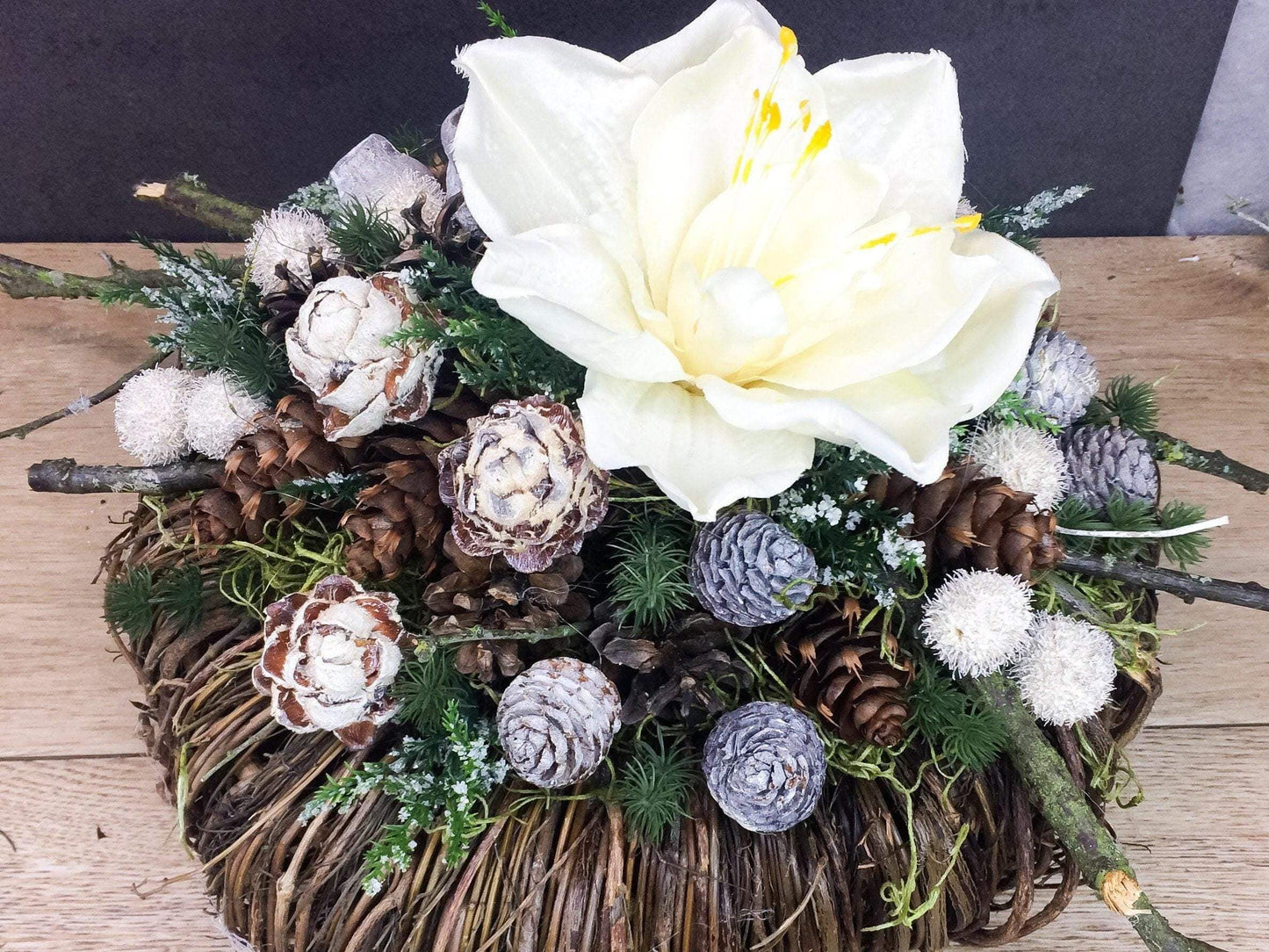 Grabgesteck Allerheiligen 32cm Grabschmuck Amaryllis Wunschfarbe Grabdeko Grabdekoration Allerheiligen – handgemacht aus Seiden- und Kunstblumen, langlebig & pflegeleicht von SarahsFlowerStudio