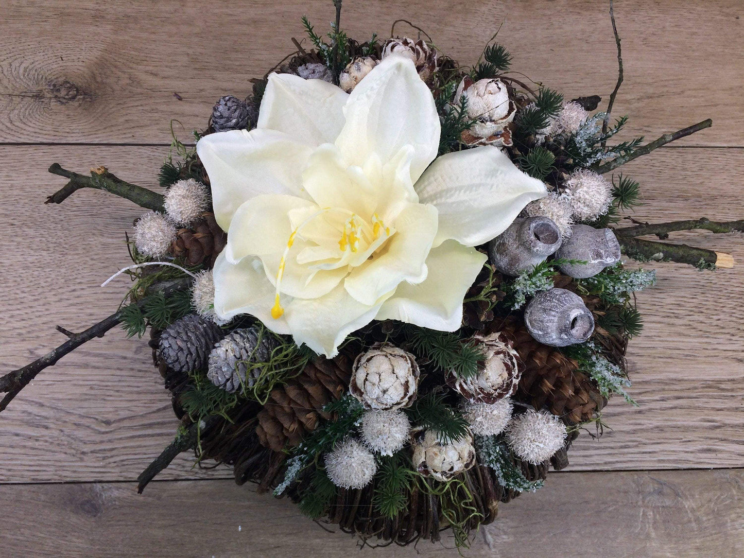 Grabgesteck Allerheiligen 32cm Grabschmuck Amaryllis Wunschfarbe Grabdeko Grabdekoration Allerheiligen – handgemacht aus Seiden- und Kunstblumen, langlebig & pflegeleicht von SarahsFlowerStudio