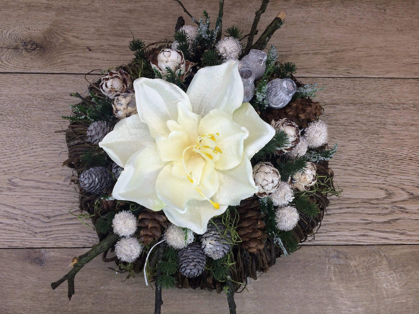 Grabgesteck Allerheiligen 32cm Grabschmuck Amaryllis Wunschfarbe Grabdeko Grabdekoration Allerheiligen – handgemacht aus Seiden- und Kunstblumen, langlebig & pflegeleicht von SarahsFlowerStudio