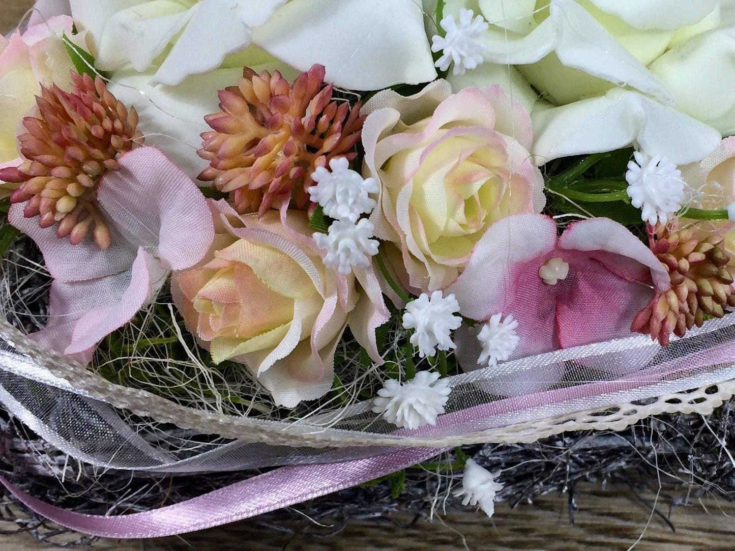 Grabgesteck Herz Grabschmuck Rose Hortensie Schleierkraut Sedum Tillansie Spitzenband Band Grabdekoration Grabschmuck Allerheiligen – handgemacht aus Seiden- und Kunstblumen, langlebig & pflegeleicht von SarahsFlowerStudio