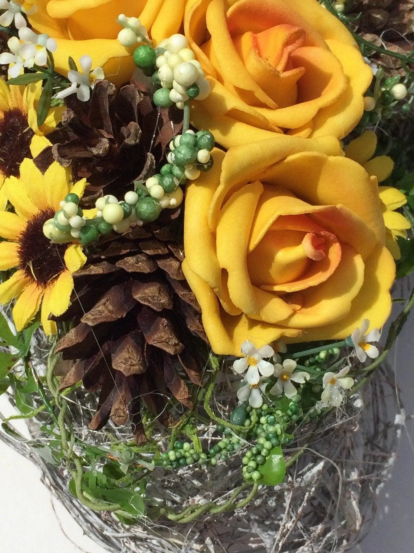 Grabgesteck Grabschmuck Rosen Sonnenblumen Zapfen Beeren Schleierkraut Tillansie Herz Grabdeko Grabdekoration – handgemacht aus Seiden- und Kunstblumen, langlebig & pflegeleicht von SarahsFlowerStudio