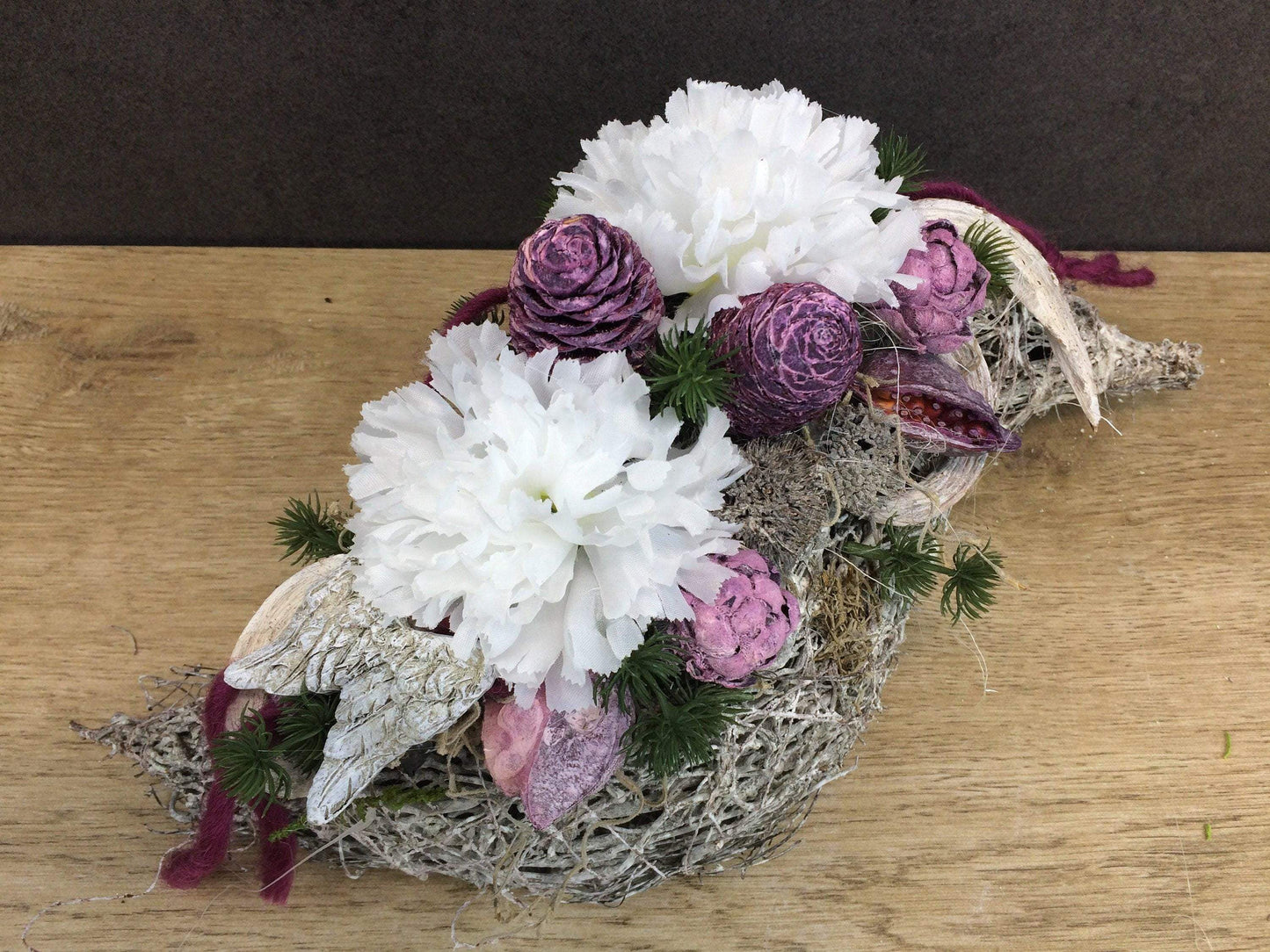 Grabgesteck Grabschmuck Allerheiligen Totensonntag Nelken Exoten Zapfen Gesteck Grab – handgemacht aus Seiden- und Kunstblumen, langlebig & pflegeleicht von SarahsFlowerStudio