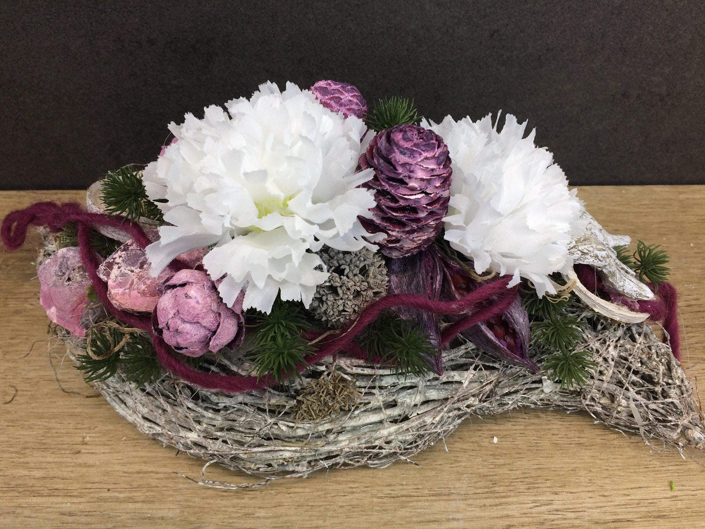Grabgesteck Grabschmuck Allerheiligen Totensonntag Nelken Exoten Zapfen Gesteck Grab – handgemacht aus Seiden- und Kunstblumen, langlebig & pflegeleicht von SarahsFlowerStudio