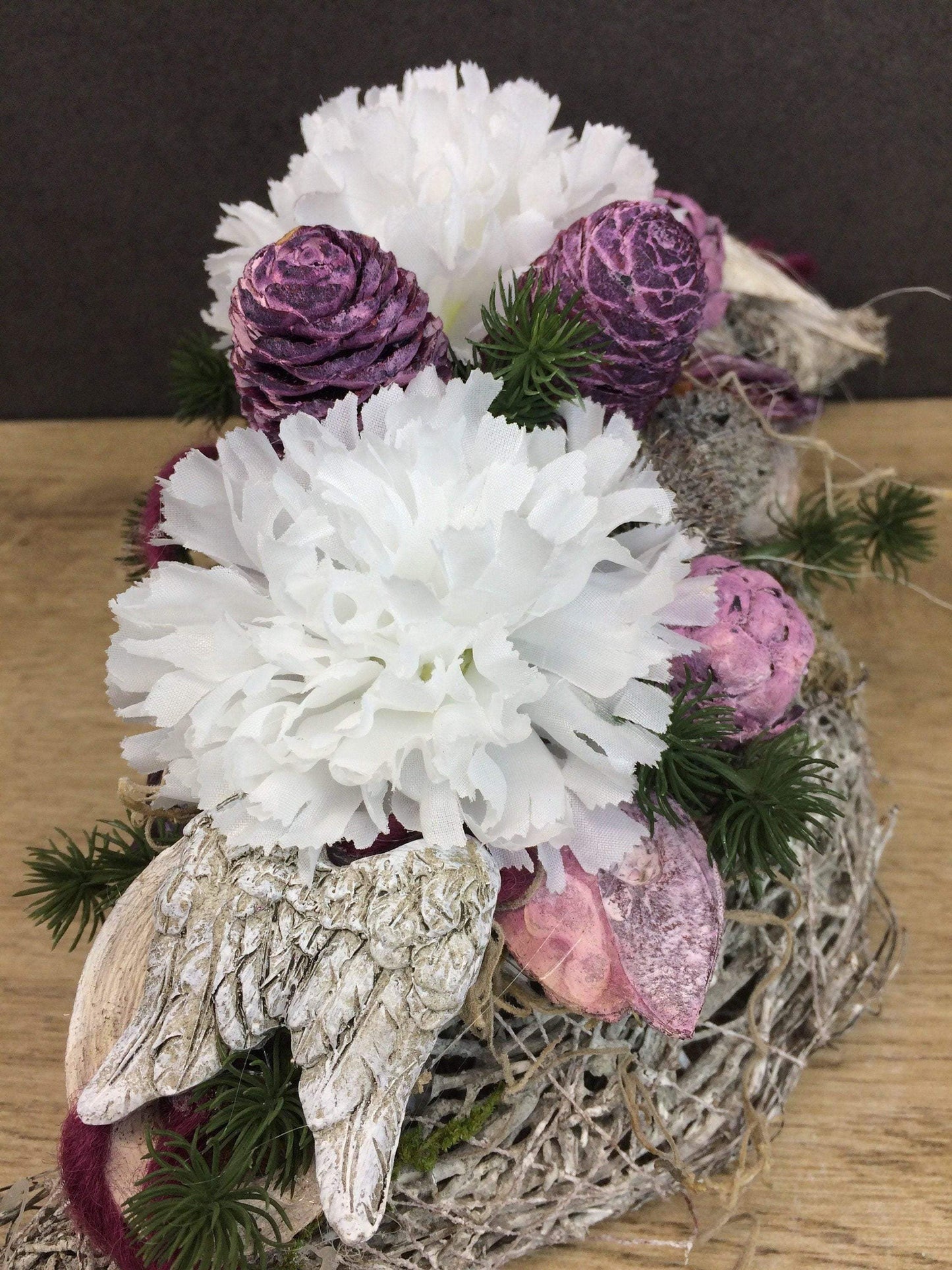 Grabgesteck Grabschmuck Allerheiligen Totensonntag Nelken Exoten Zapfen Gesteck Grab – handgemacht aus Seiden- und Kunstblumen, langlebig & pflegeleicht von SarahsFlowerStudio
