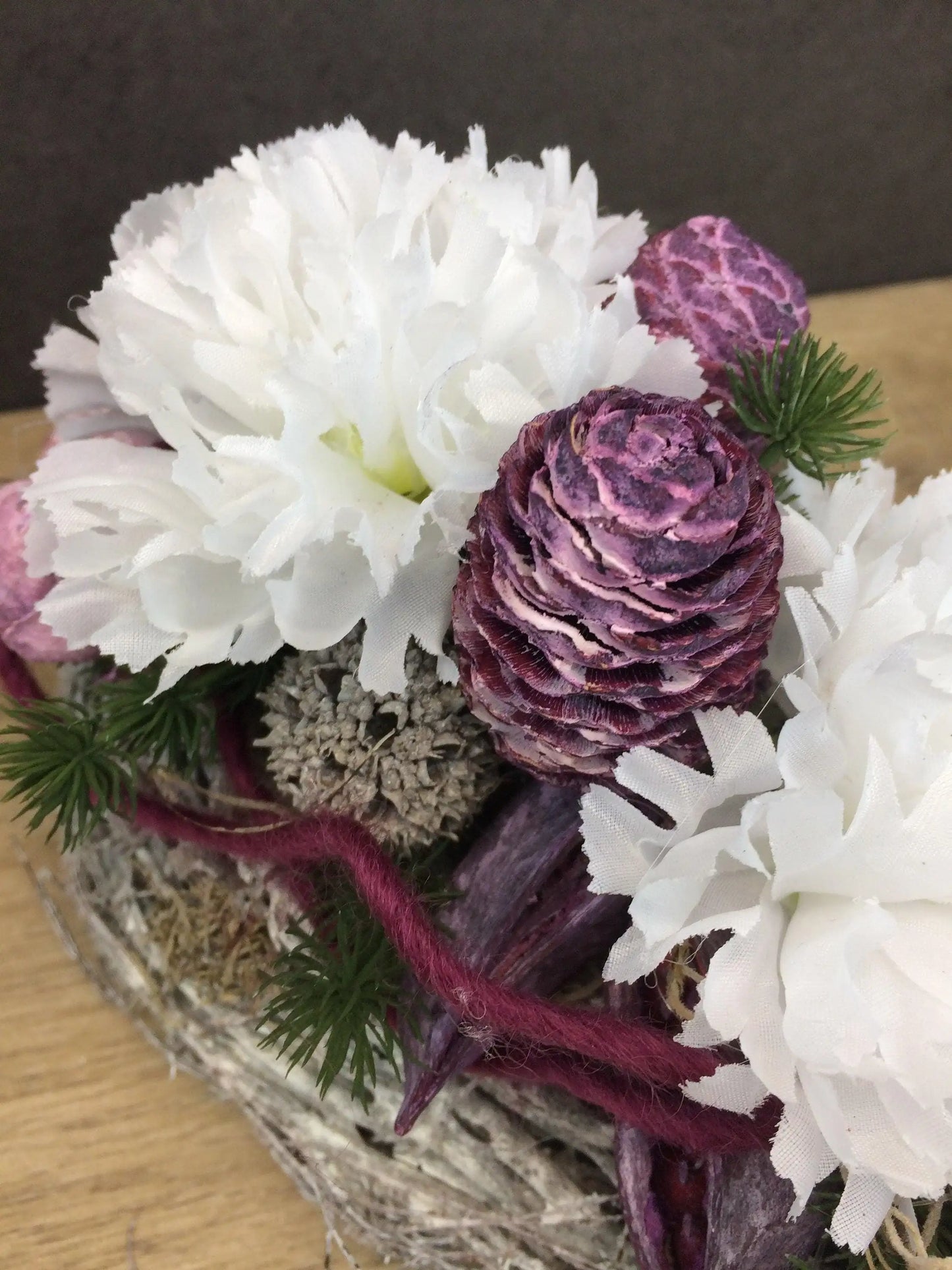 Grabgesteck Grabschmuck Allerheiligen Totensonntag Nelken Exoten Zapfen Gesteck Grab – handgemacht aus Seiden- und Kunstblumen, langlebig & pflegeleicht von SarahsFlowerStudio
