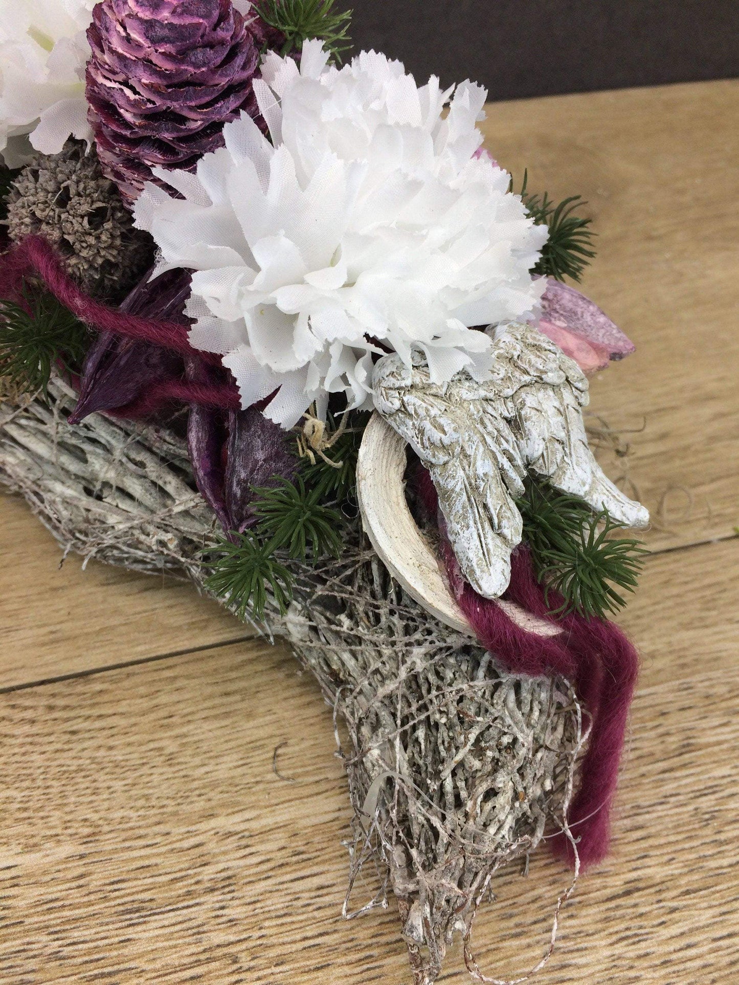 Grabgesteck Grabschmuck Allerheiligen Totensonntag Nelken Exoten Zapfen Gesteck Grab – handgemacht aus Seiden- und Kunstblumen, langlebig & pflegeleicht von SarahsFlowerStudio