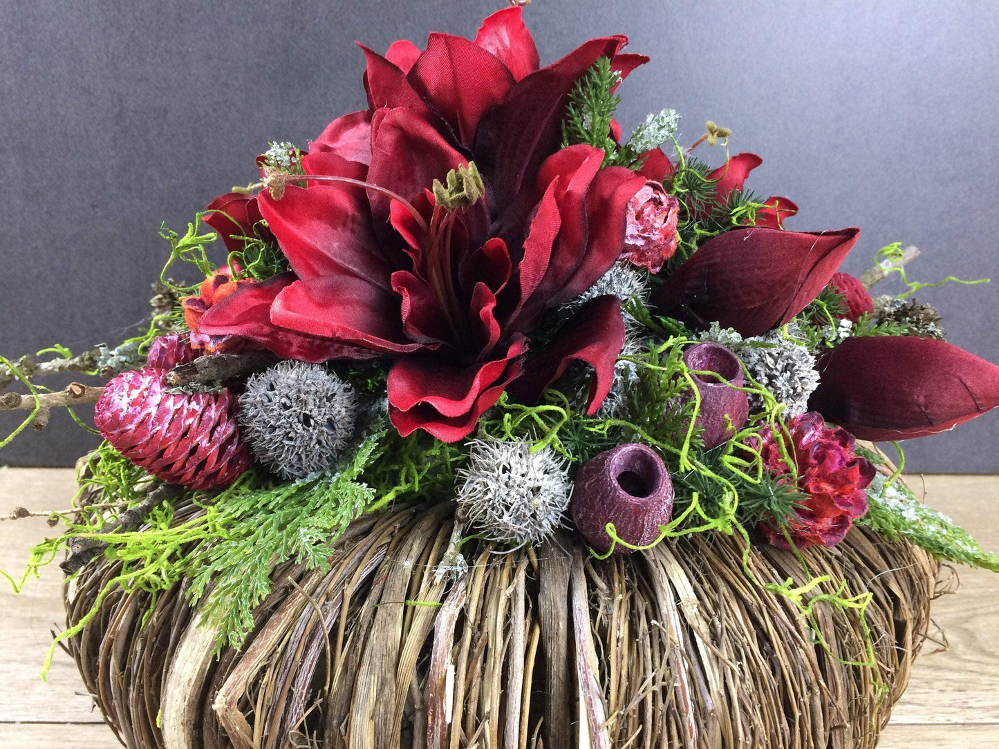 Grabgesteck Allerheiligen 32cm Christiane Grabschmuck Amaryllis Rot Grabdeko Grabdekoration – handgemacht aus Seiden- und Kunstblumen, langlebig & pflegeleicht von SarahsFlowerStudio