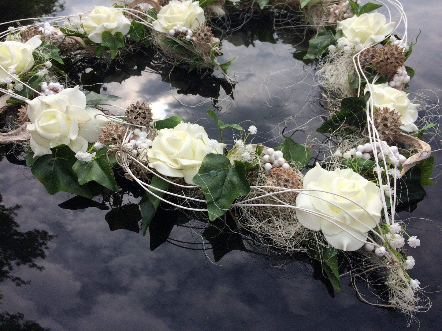 Blumenschmuck fürs Auto Hochzeit – Herzform mit Kunstblumen, detailverliebt