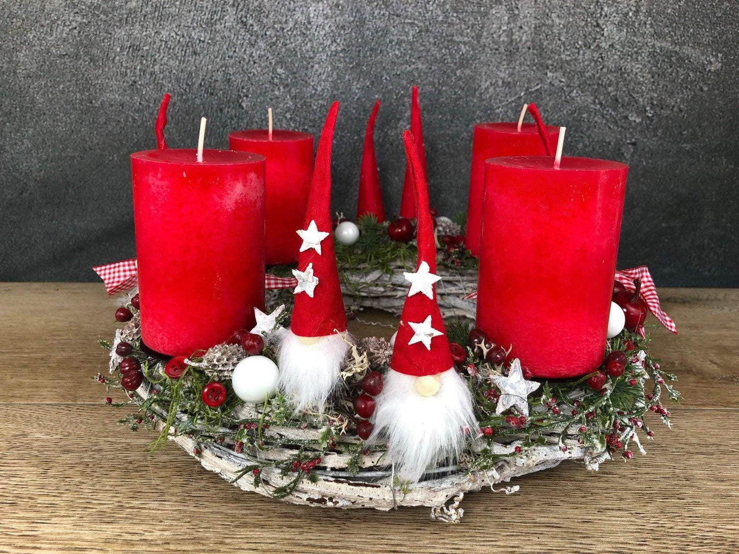 Adventskranz Adventskalender Wichtel Santa Rot Weiß Stern – handgemacht aus Seiden- und Kunstblumen, langlebig & pflegeleicht von SarahsFlowerStudio