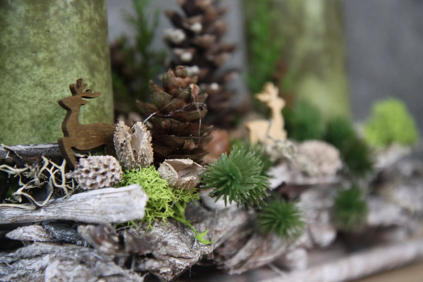 Adventsgesteck Hirsch Modern Länglich Moos Thuja Zapfen Eicheln – handgemacht aus Seiden- und Kunstblumen, langlebig & pflegeleicht von SarahsFlowerStudio