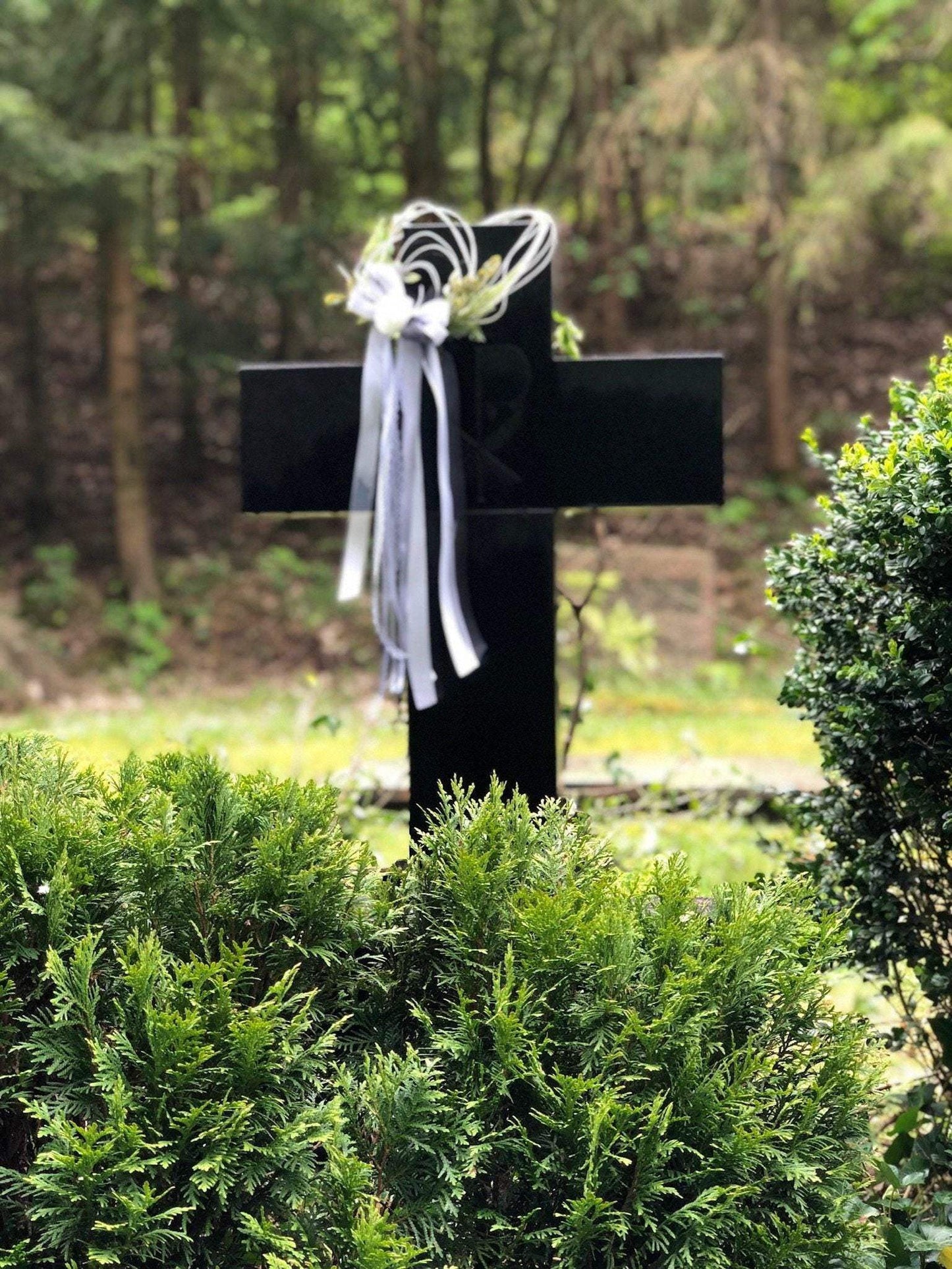 Grabgesteck Grabschmuck Schleife Trauerschleife Kreuz Kreuzschleife Kreuzdeko Grabdeko Grabdekoration – handgemacht aus Seiden- und Kunstblumen, langlebig & pflegeleicht von SarahsFlowerStudio