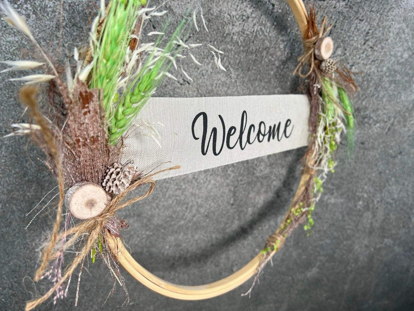 Türkranz Kranz Ring Stickring Welcome Band Eukalyptus Gräser Wandkranz Trockenblumen Hoop – handgemacht aus Seiden- und Kunstblumen, langlebig & pflegeleicht von SarahsFlowerStudio