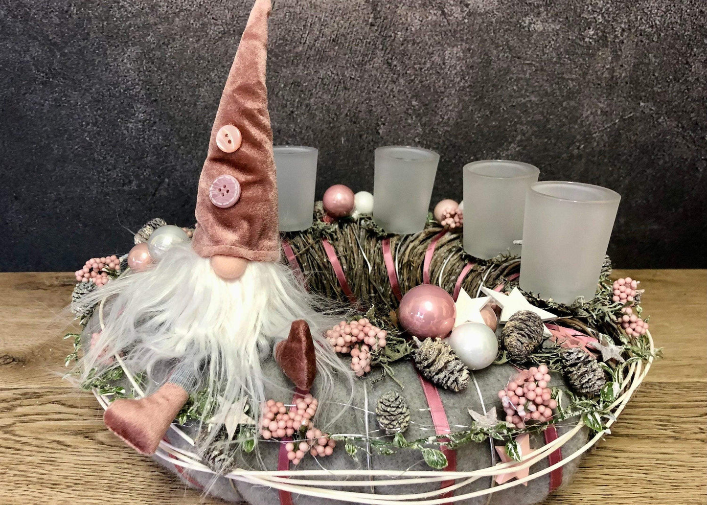 Adventskranz Gläser Wichtel Kugel Sterne Draht Tanne Filz Haltbar Künstlich – handgemacht aus Seiden- und Kunstblumen, langlebig & pflegeleicht von SarahsFlowerStudio