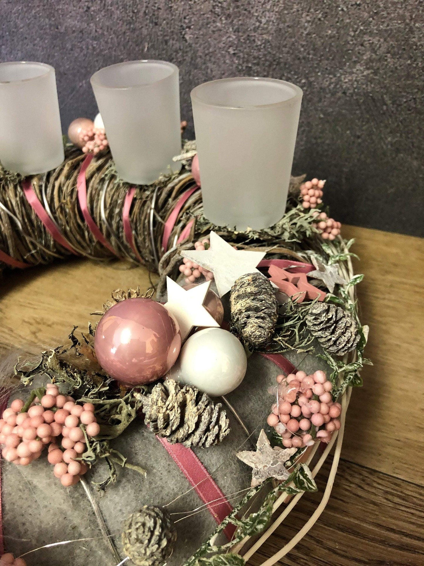 Adventskranz Gläser Wichtel Kugel Sterne Draht Tanne Filz Haltbar Künstlich – handgemacht aus Seiden- und Kunstblumen, langlebig & pflegeleicht von SarahsFlowerStudio