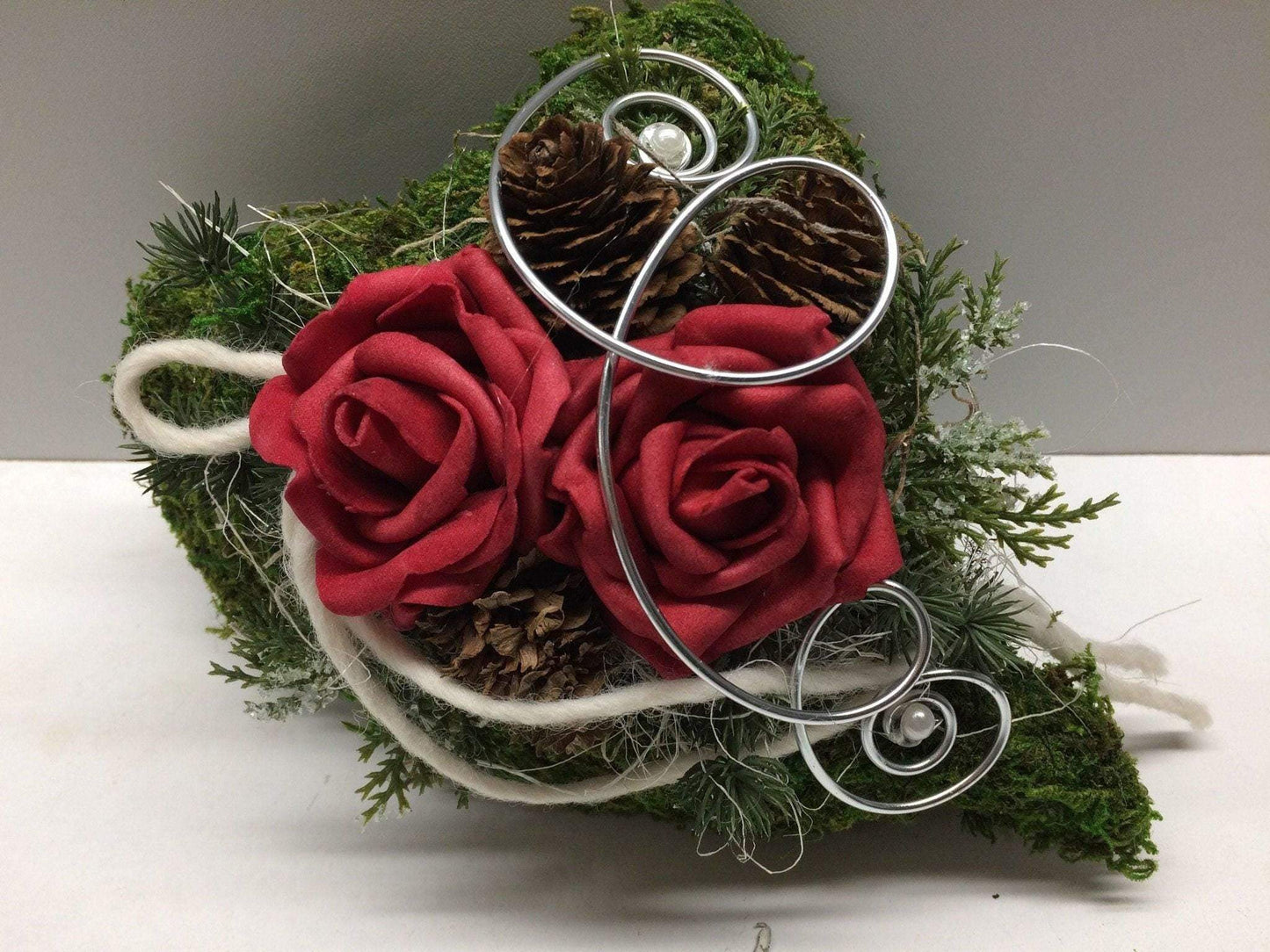 Grabgesteck Grabschmuck Allerheiligen Moosherz 20cm Grabdeko Grabdekoration – handgemacht aus Seiden- und Kunstblumen, langlebig & pflegeleicht von SarahsFlowerStudio