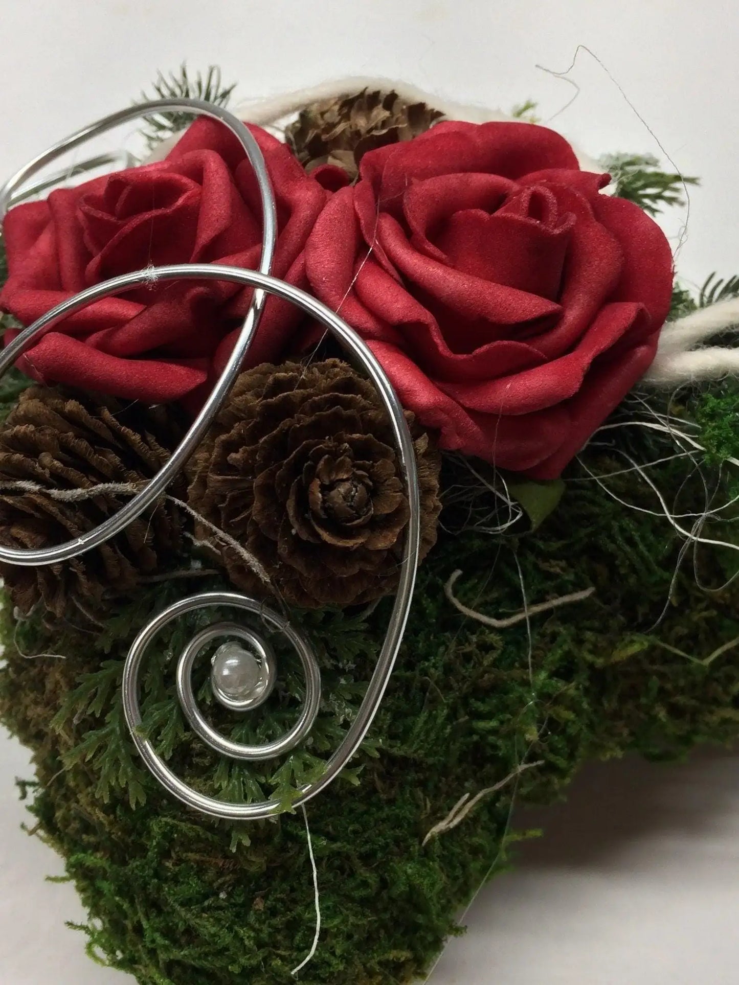 Grabgesteck Grabschmuck Allerheiligen Moosherz 20cm Grabdeko Grabdekoration – handgemacht aus Seiden- und Kunstblumen, langlebig & pflegeleicht von SarahsFlowerStudio