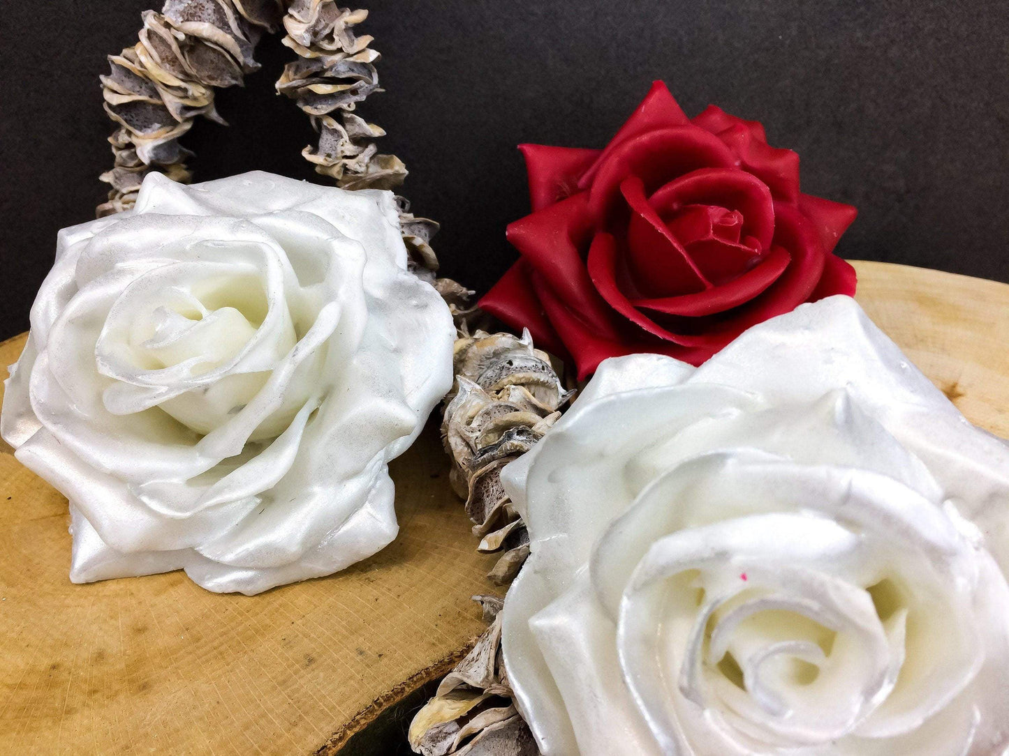 Grabgesteck Allerheiligen Wachsrosen Wachsrose Rose Grabschmuck Herz Grabdekoration – handgemacht aus Seiden- und Kunstblumen, langlebig & pflegeleicht von SarahsFlowerStudio