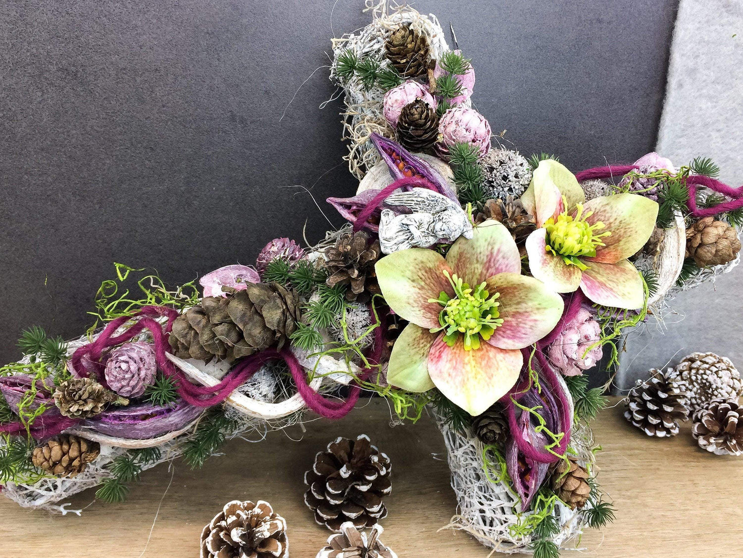 Grabgesteck Grabschmuck Kreuz Christrose Farbwunsch Exoten Tanne Zapfen Hutzeln Allerheiligen Filzschnur Christrosen Grabdeko Grabdekoration – handgemacht aus Seiden- und Kunstblumen, langlebig & pflegeleicht von SarahsFlowerStudio