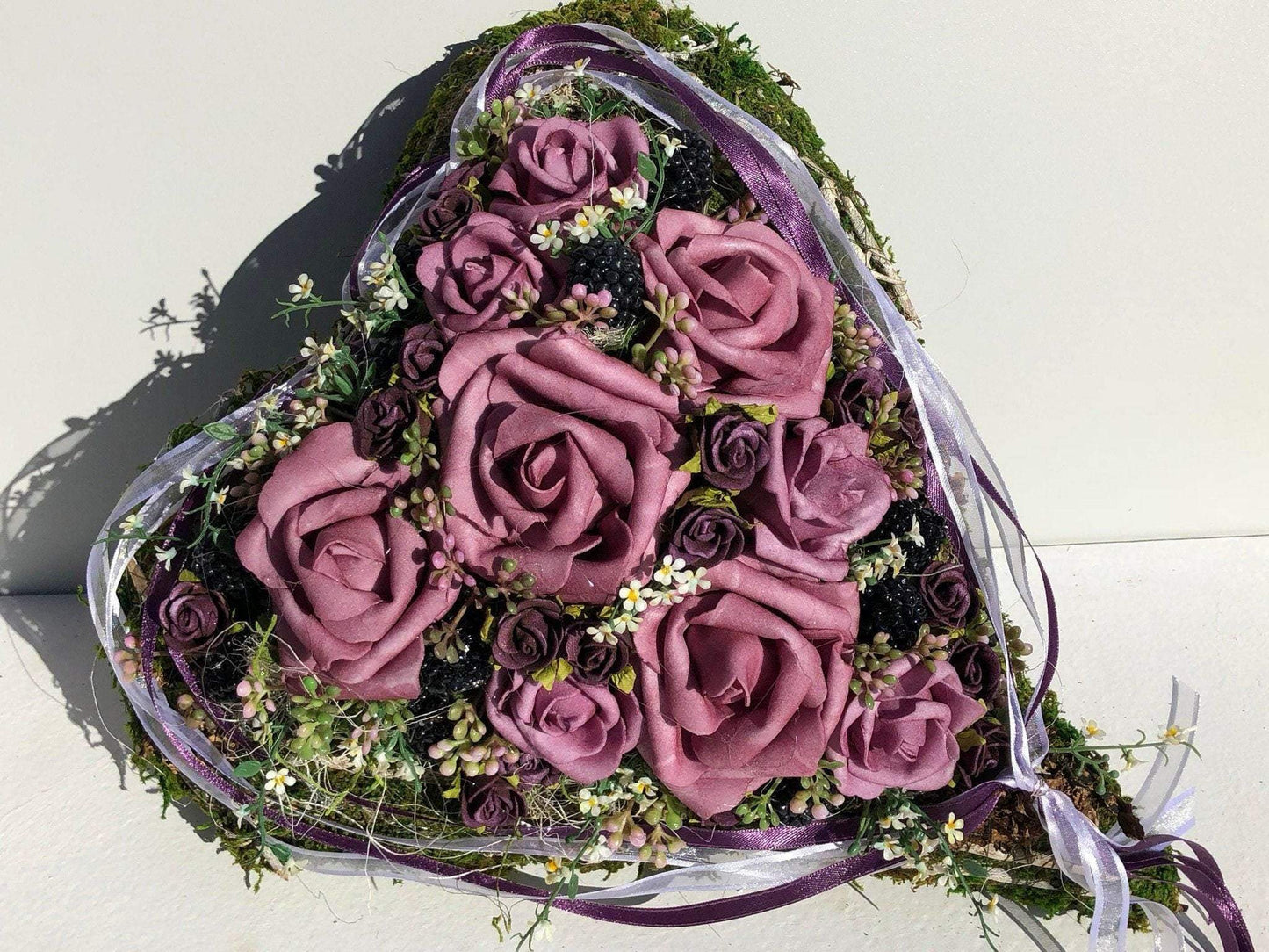 Grabgesteck Grabschmuck Herz 30cm Grabdekoration Grabschmuck Allerheiligen – handgemacht aus Seiden- und Kunstblumen, langlebig & pflegeleicht von SarahsFlowerStudio