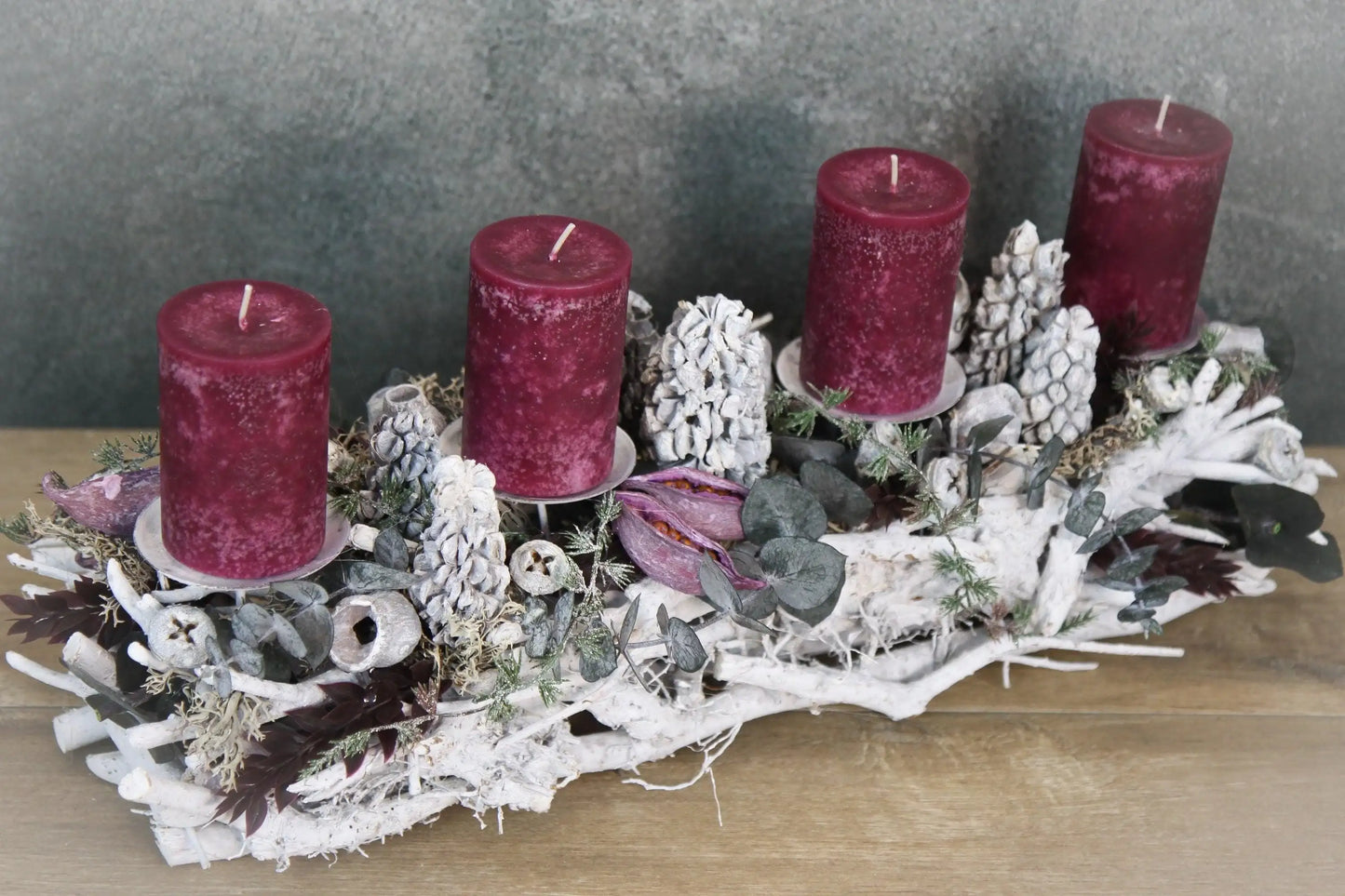 Adventsgesteck Eukalyptus Ruskus länglich – Tablett Advent mehrjährig – Adventsgesteck – SarahsFlowerStudio