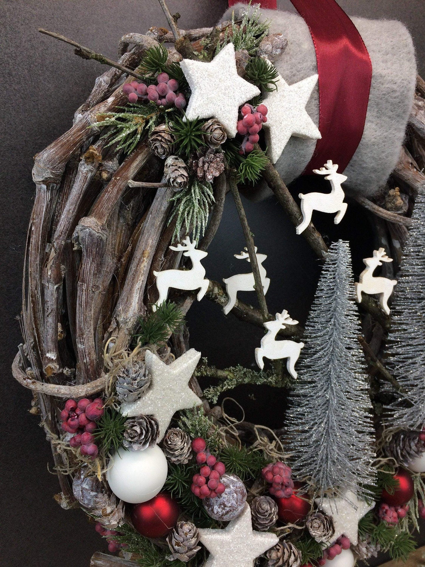 Advent Türkranz Türdeko Türschmuck Weihnachten Weidenkranz Adventskranz Sterne Tannenbaum Hirsch Tanne Filz Draht – handgemacht aus Seiden- und Kunstblumen, langlebig & pflegeleicht von SarahsFlowerStudio