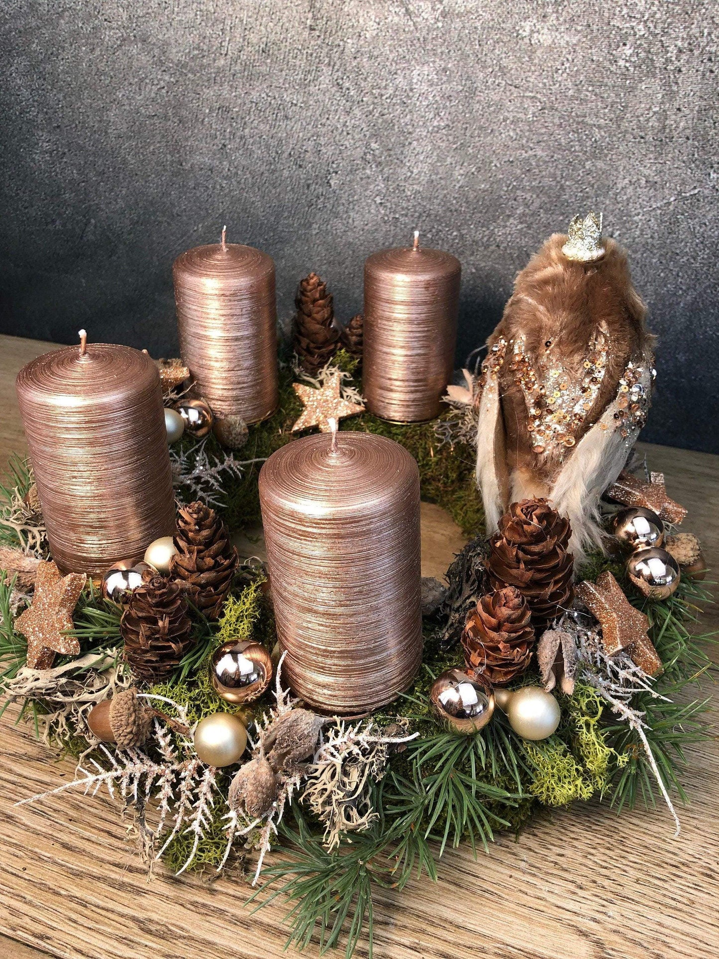 Adventskranz Adventskalender Vogel Zapfen Moos Sterne Kerzen Tanne Zweige Modern Natürlich Getrocknet Künstlich Haltbar – handgemacht aus Seiden- und Kunstblumen, langlebig & pflegeleicht von SarahsFlowerStudio