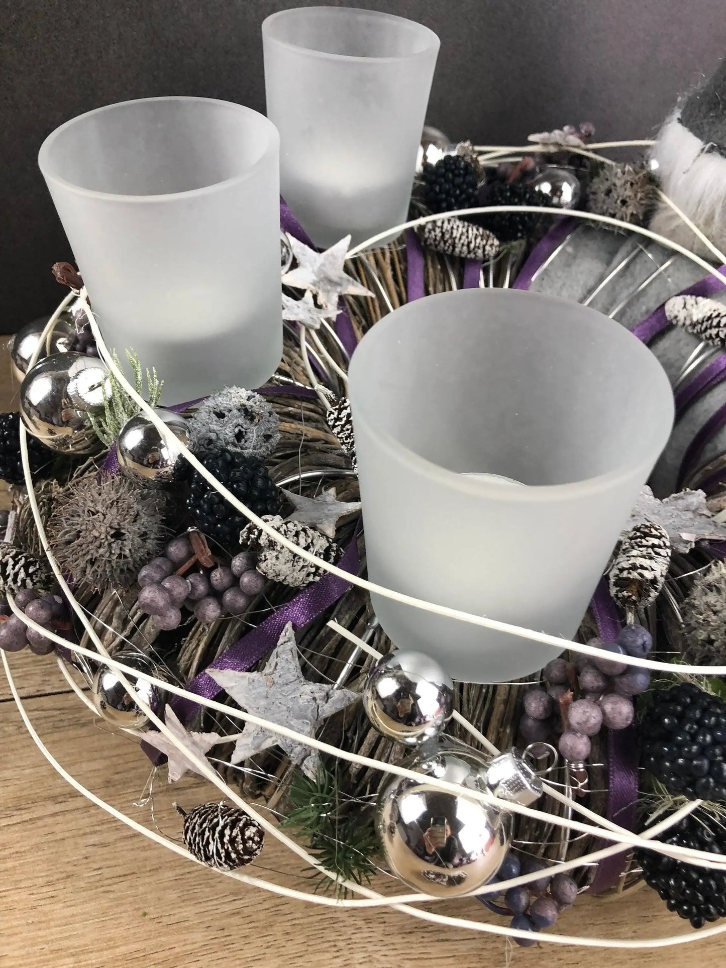Adventskranz Aubergine Grau Weiß Wichtel Silber – handgemacht aus Seiden- und Kunstblumen, langlebig & pflegeleicht von SarahsFlowerStudio