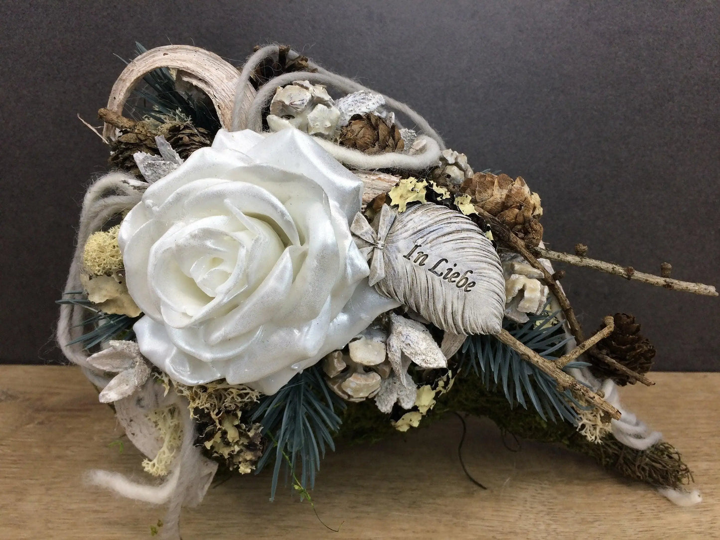 Grabgesteck Allerheiligen Wachsrosen Wachsrose Rose Grabschmuck Herz Grabdekoration – handgemacht aus Seiden- und Kunstblumen, langlebig & pflegeleicht von SarahsFlowerStudio