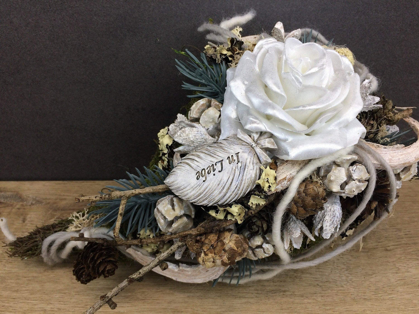 Grabgesteck Allerheiligen Wachsrosen Wachsrose Rose Grabschmuck Herz Grabdekoration – handgemacht aus Seiden- und Kunstblumen, langlebig & pflegeleicht von SarahsFlowerStudio