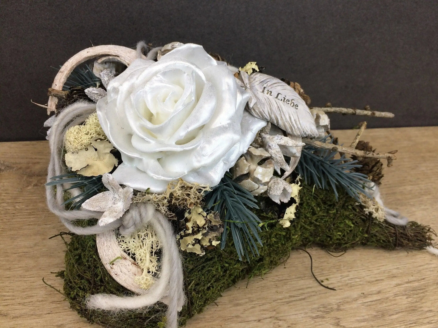 Grabgesteck Allerheiligen Wachsrosen Wachsrose Rose Grabschmuck Herz Grabdekoration – handgemacht aus Seiden- und Kunstblumen, langlebig & pflegeleicht von SarahsFlowerStudio