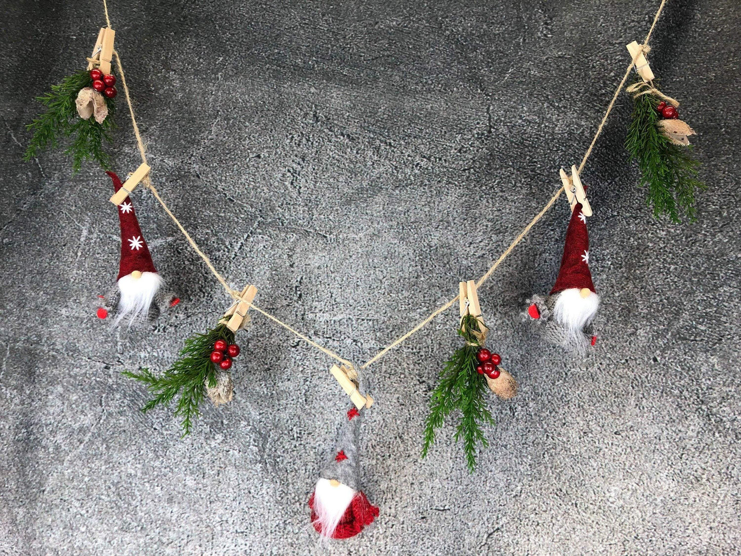 Wichtel Sterntaler Fensterdeko Wäscheleine Wäscheklammer Fensterschmuck Türkranz Thuja weihnachtlich Weihnachten – handgemacht aus Seiden- und Kunstblumen, langlebig & pflegeleicht von SarahsFlowerStudio