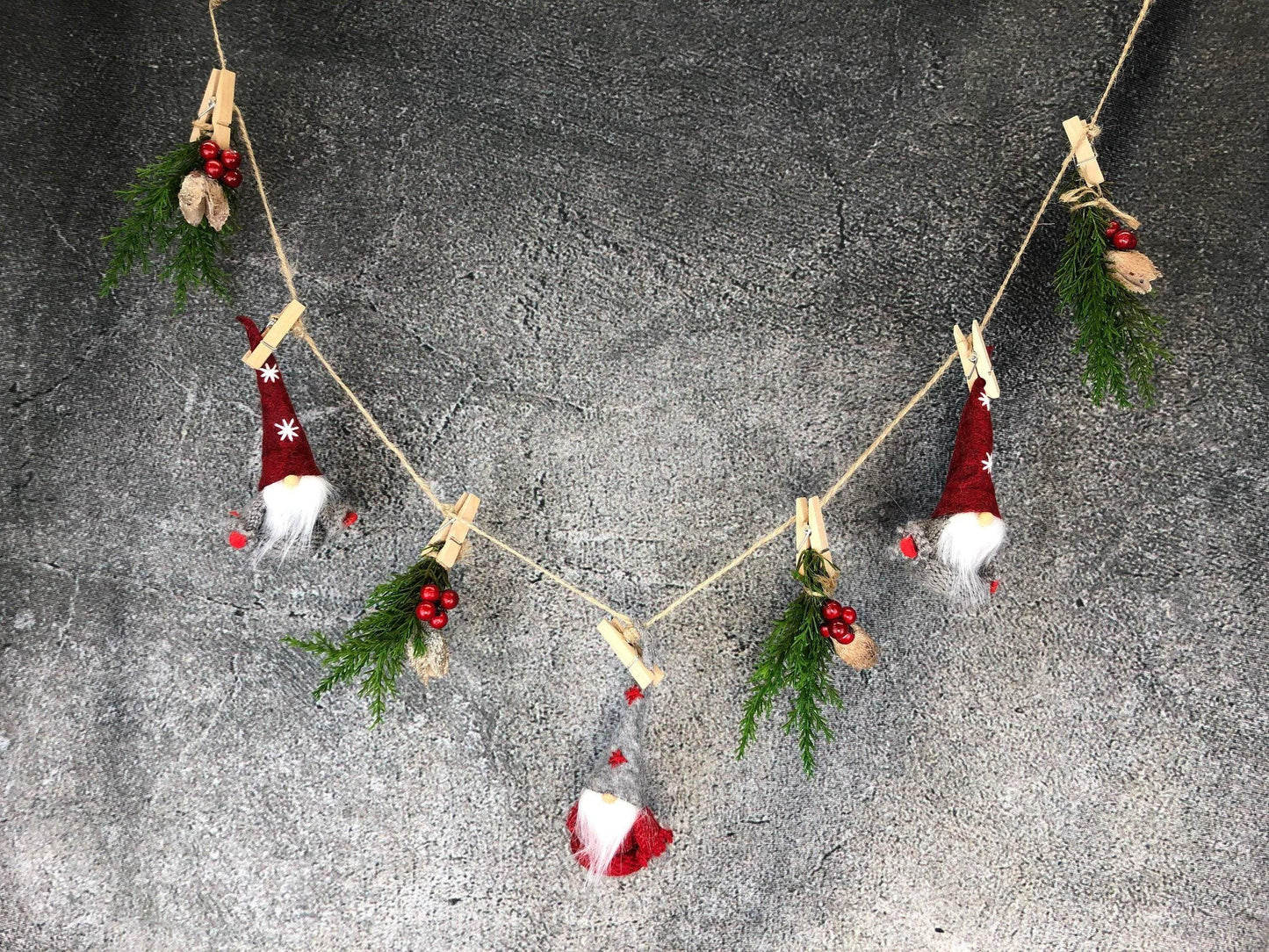 Wichtel Sterntaler Fensterdeko Wäscheleine Wäscheklammer Fensterschmuck Türkranz Thuja weihnachtlich Weihnachten – handgemacht aus Seiden- und Kunstblumen, langlebig & pflegeleicht von SarahsFlowerStudio