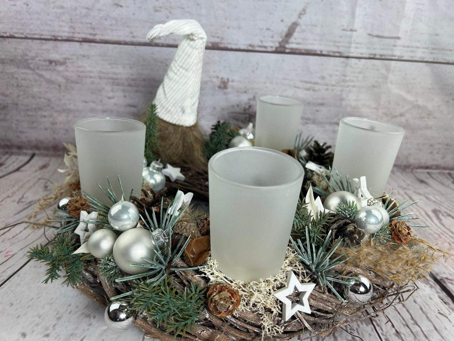 Adventskranz Gläser Wichtel Samt Kugel Sterne Draht Tanne Haltbar Künstlich – handgemacht aus Seiden- und Kunstblumen, langlebig & pflegeleicht von SarahsFlowerStudio