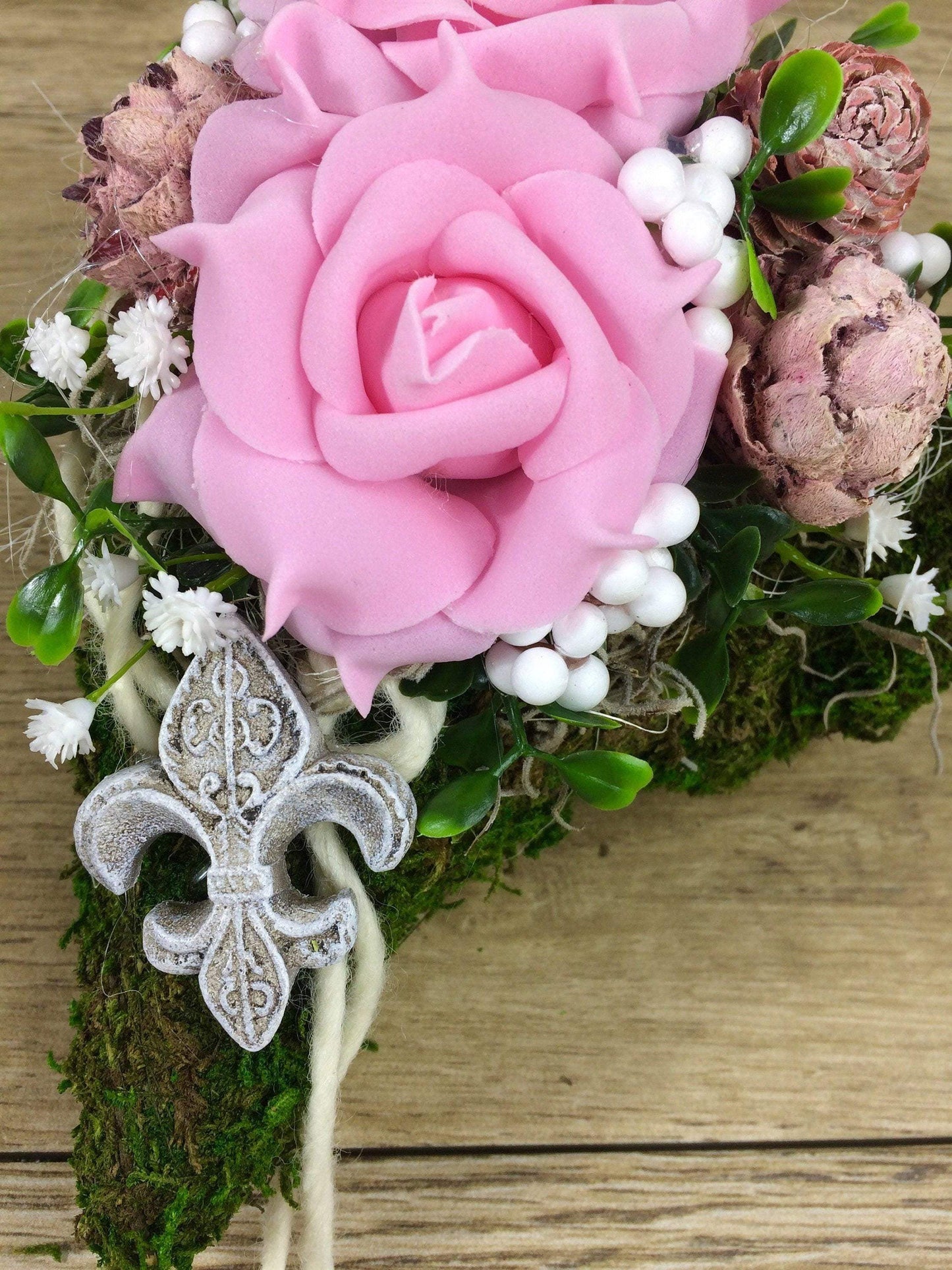 Grabgesteck Grabschmuck Gesteck Herz Moosherz 21x16cm Grabdeko Grabdekoration – handgemacht aus Seiden- und Kunstblumen, langlebig & pflegeleicht von SarahsFlowerStudio