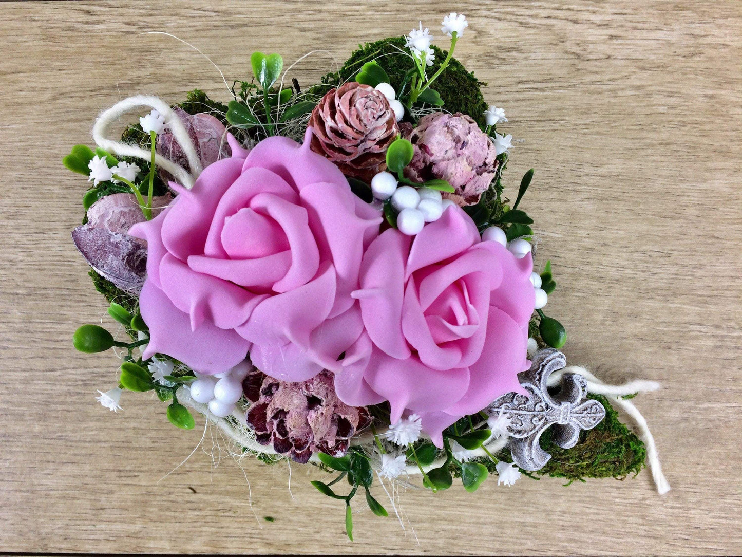 Grabgesteck Grabschmuck Gesteck Herz Moosherz 21x16cm Grabdeko Grabdekoration – handgemacht aus Seiden- und Kunstblumen, langlebig & pflegeleicht von SarahsFlowerStudio