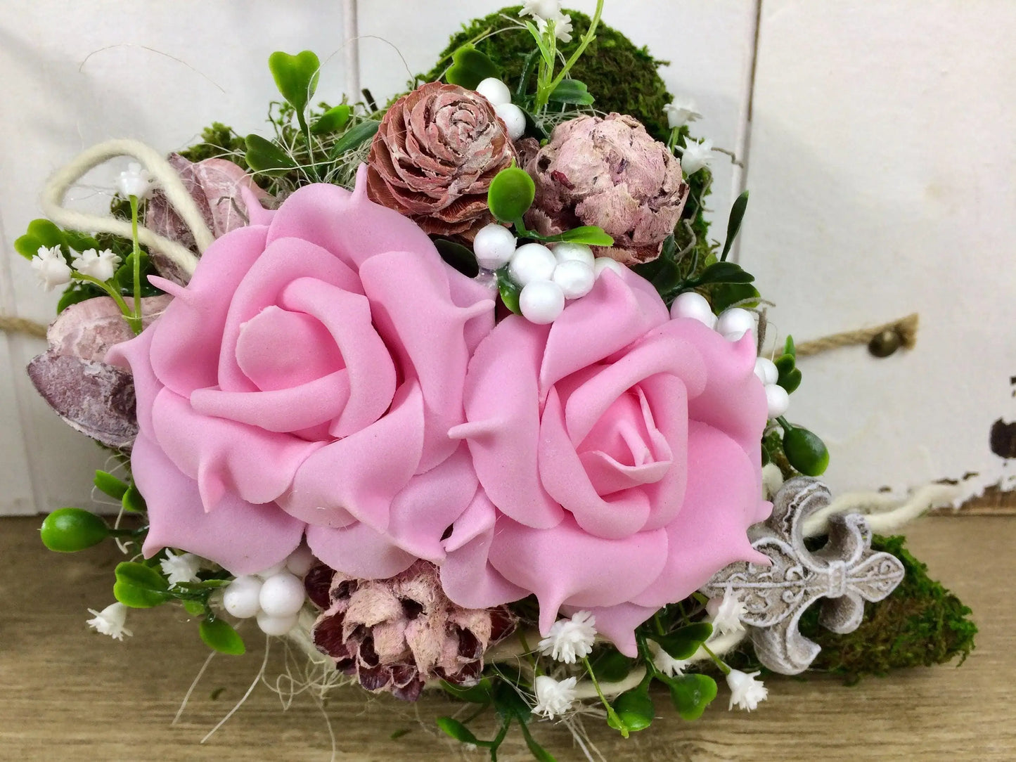Grabgesteck Grabschmuck Gesteck Herz Moosherz 21x16cm Grabdeko Grabdekoration – handgemacht aus Seiden- und Kunstblumen, langlebig & pflegeleicht von SarahsFlowerStudio