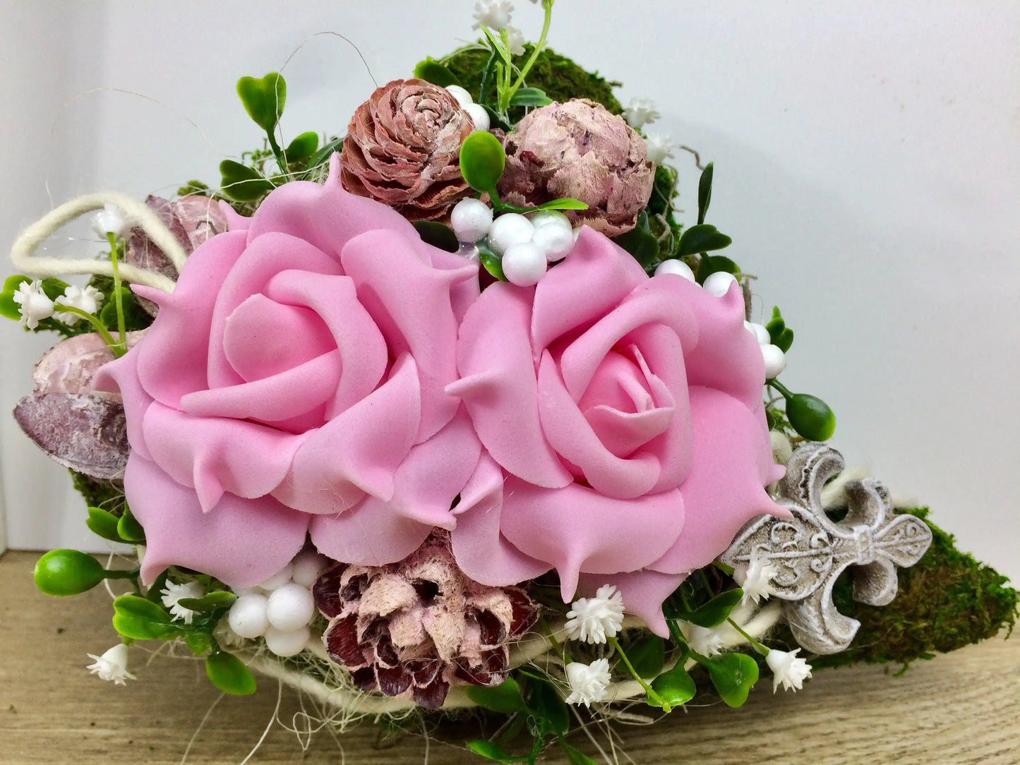 Grabgesteck Grabschmuck Gesteck Herz Moosherz 21x16cm Grabdeko Grabdekoration – handgemacht aus Seiden- und Kunstblumen, langlebig & pflegeleicht von SarahsFlowerStudio