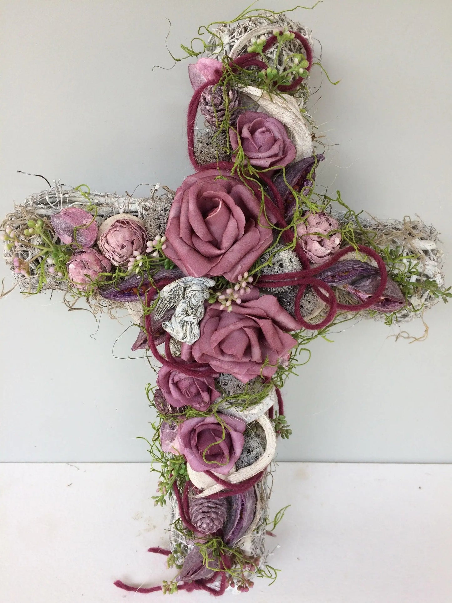 Grabschmuck Grabgesteck Gesteck Grab Allerheiligen Reebkreuz Kreuz Rose Grave Arrangument grave flowers longlasting Grabdeko Grabdekoration – handgemacht aus Seiden- und Kunstblumen, langlebig & pflegeleicht von SarahsFlowerStudio