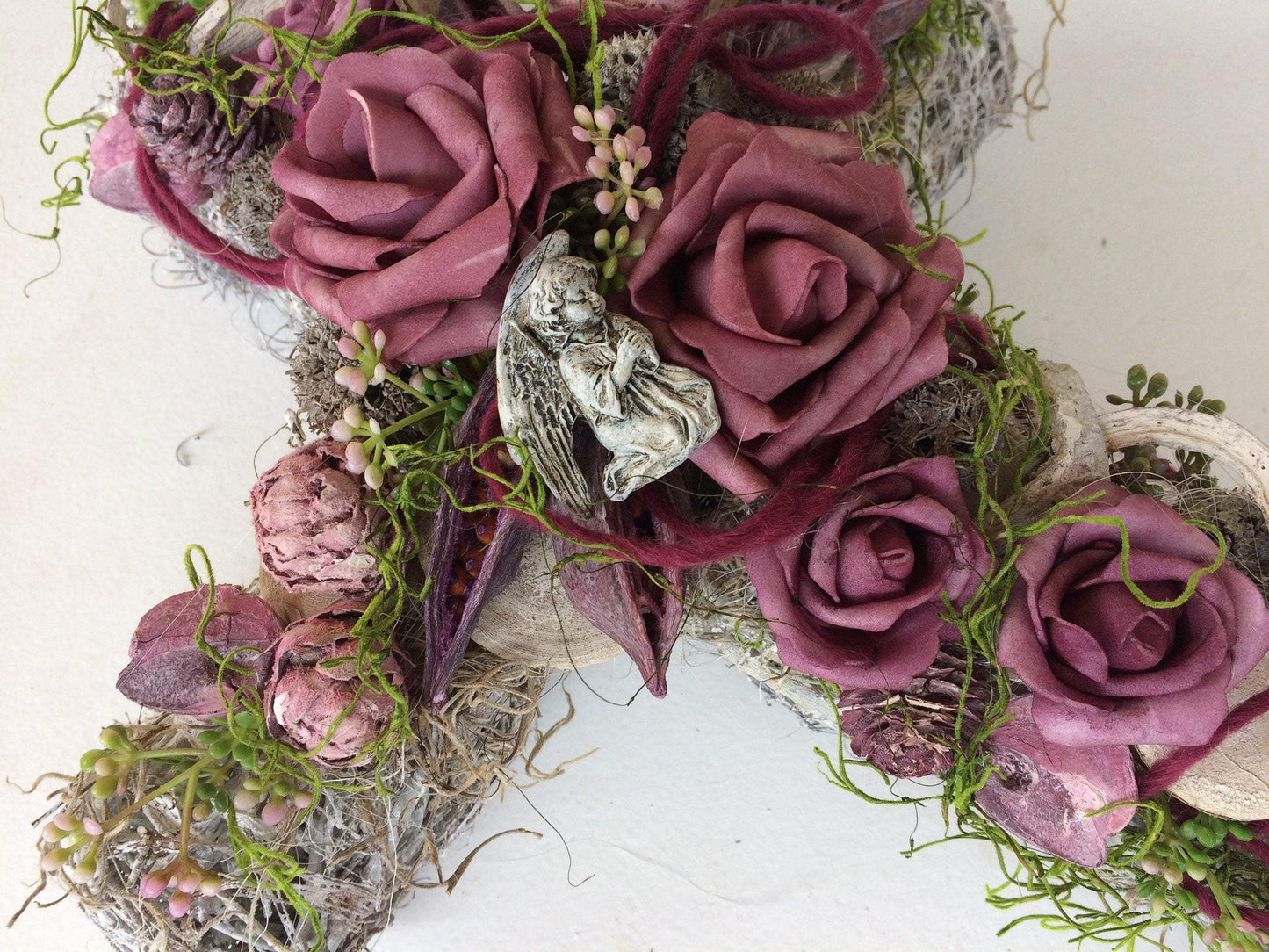 Grabschmuck Grabgesteck Gesteck Grab Allerheiligen Reebkreuz Kreuz Rose Grave Arrangument grave flowers longlasting Grabdeko Grabdekoration – handgemacht aus Seiden- und Kunstblumen, langlebig & pflegeleicht von SarahsFlowerStudio