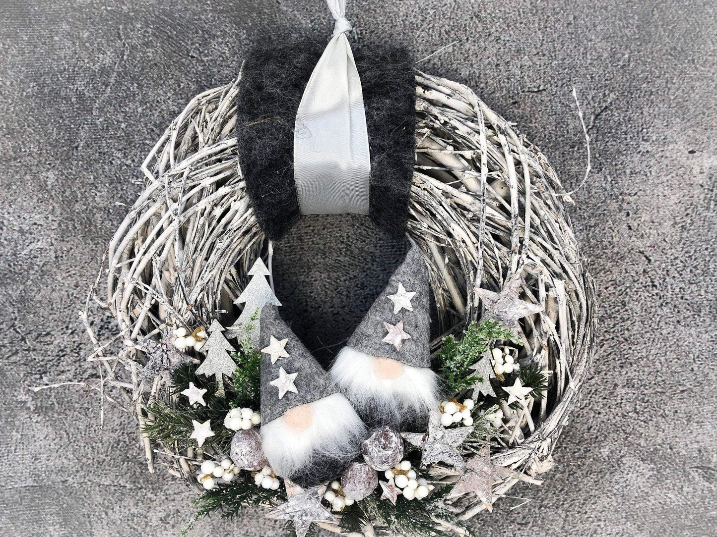 Advent Türkranz Türdeko Türschmuck Weihnachten Weidenkranz Wichtel Stern Grau Weiß – handgemacht aus Seiden- und Kunstblumen, langlebig & pflegeleicht von SarahsFlowerStudio