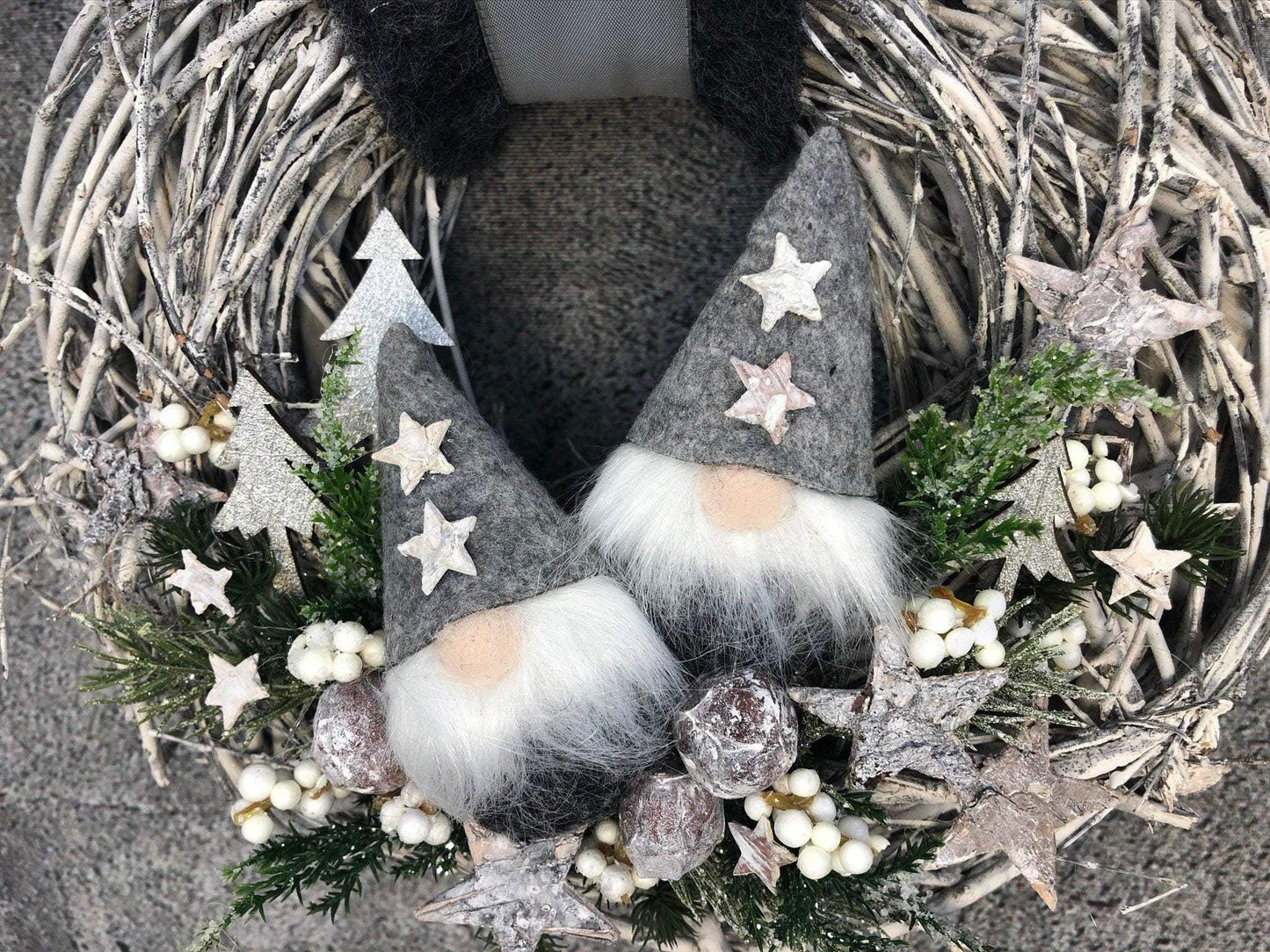 Advent Türkranz Türdeko Türschmuck Weihnachten Weidenkranz Wichtel Stern Grau Weiß – handgemacht aus Seiden- und Kunstblumen, langlebig & pflegeleicht von SarahsFlowerStudio