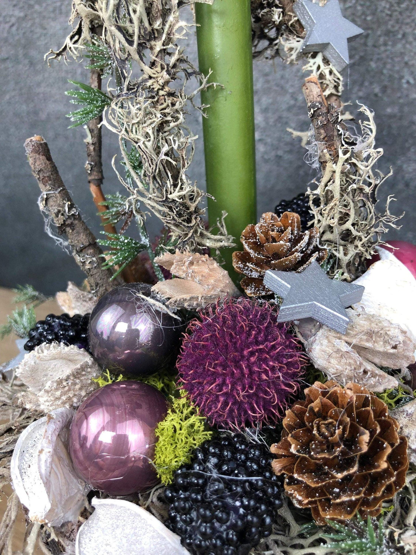 Adventsgesteck Gesteck Amaryllis Beere Modern Rund Moos Thuja Zapfen Rot Weiß – handgemacht aus Seiden- und Kunstblumen, langlebig & pflegeleicht von SarahsFlowerStudio