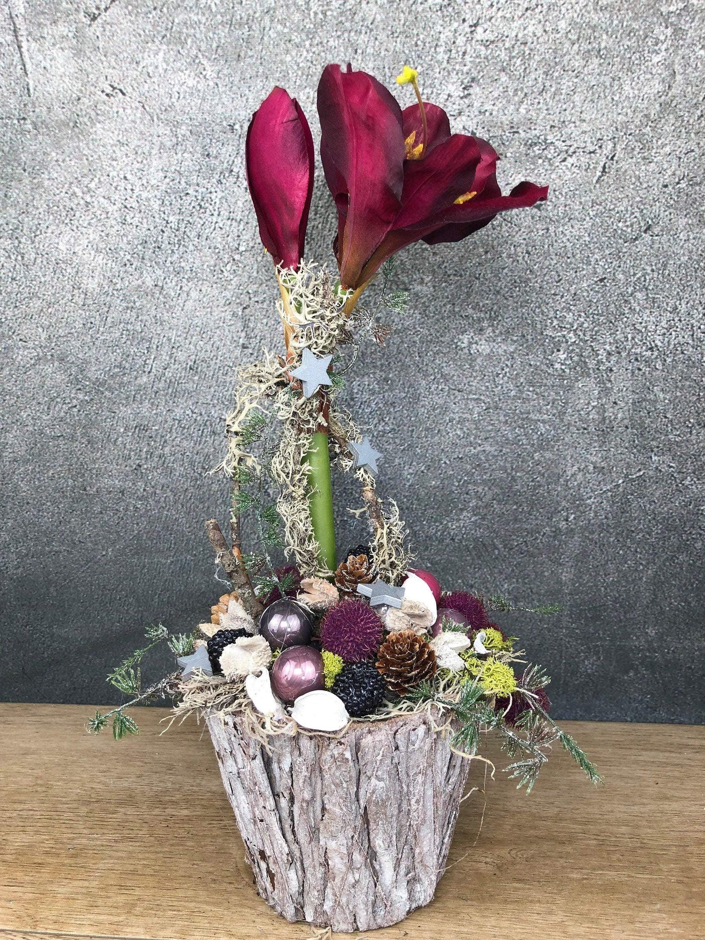 Adventsgesteck Gesteck Amaryllis Beere Modern Rund Moos Thuja Zapfen Rot Weiß – handgemacht aus Seiden- und Kunstblumen, langlebig & pflegeleicht von SarahsFlowerStudio