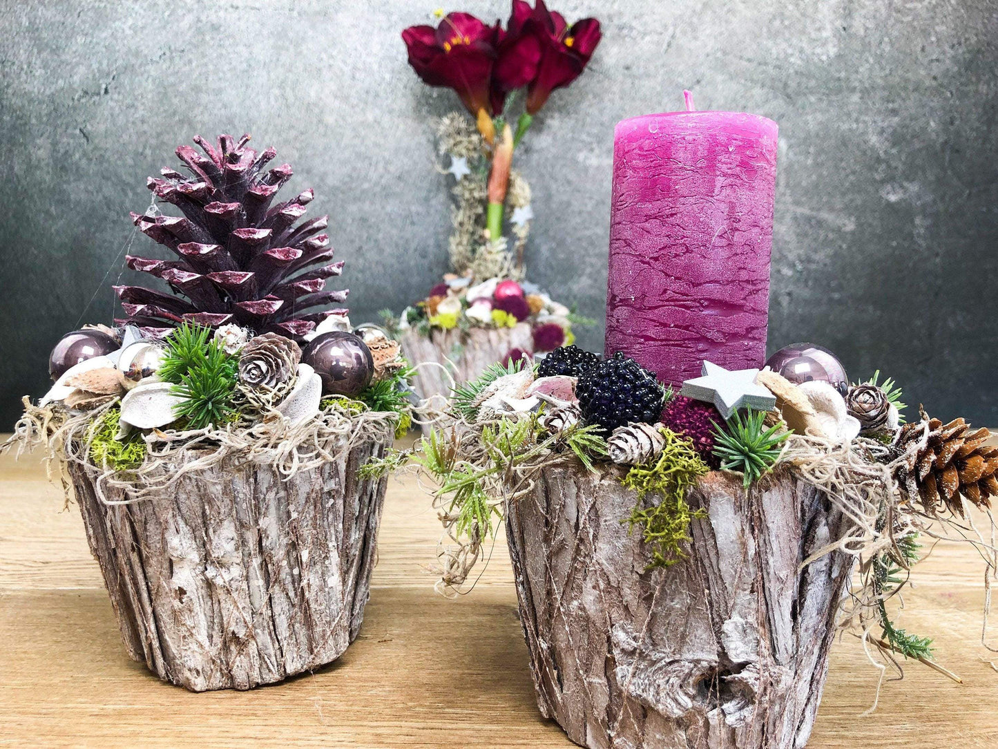 Adventsgesteck Gesteck Amaryllis Beere Modern Rund Moos Thuja Zapfen Rot Weiß – handgemacht aus Seiden- und Kunstblumen, langlebig & pflegeleicht von SarahsFlowerStudio