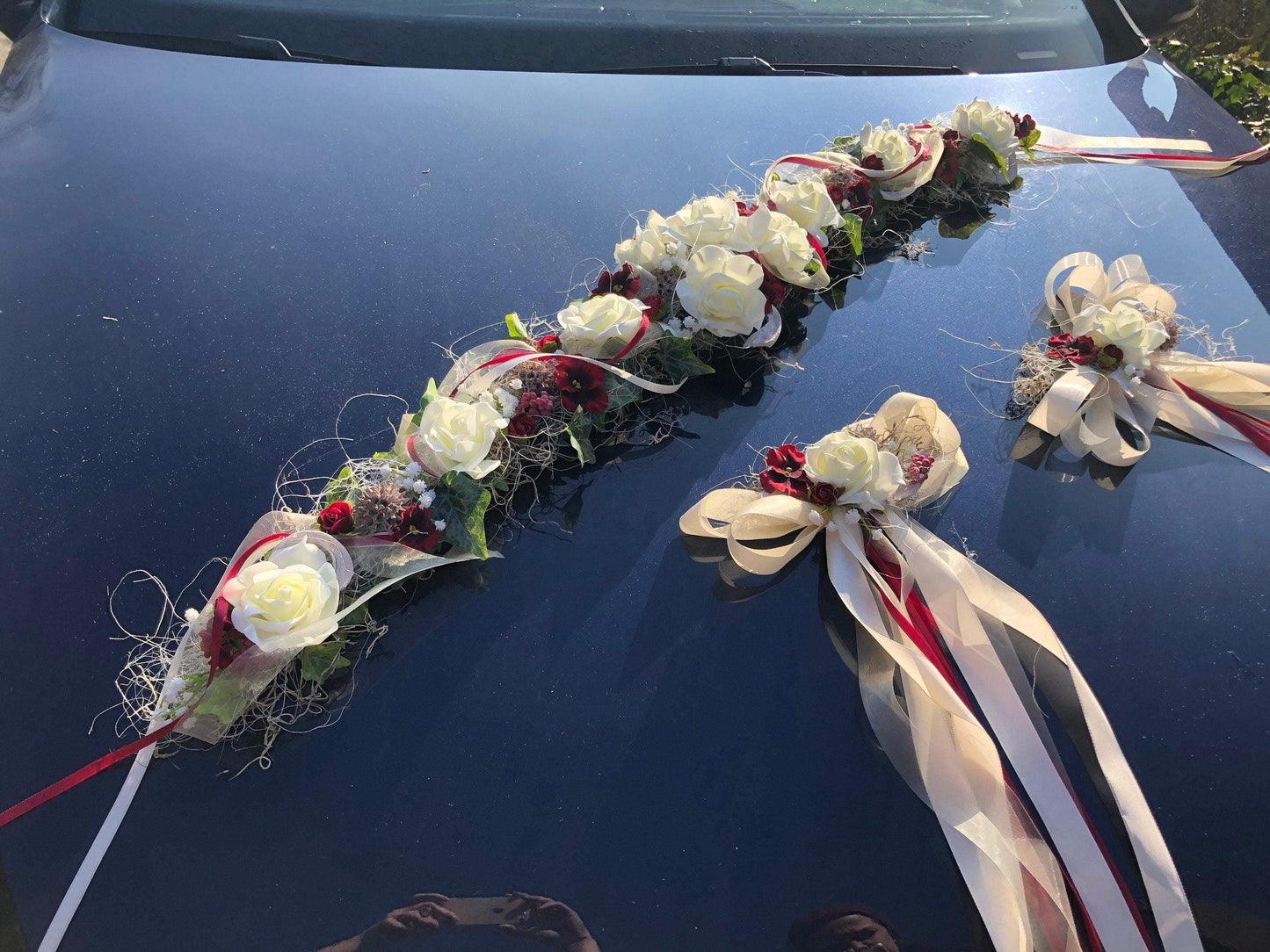 Autoschmuck Set 3 Teilig Gesteck und Schleifen Autodekoration Hochzeit Rose Efeu Schleife Schleifen Dekoration Hochzeit – handgemacht aus Seiden- und Kunstblumen, langlebig & pflegeleicht von SarahsFlowerStudio