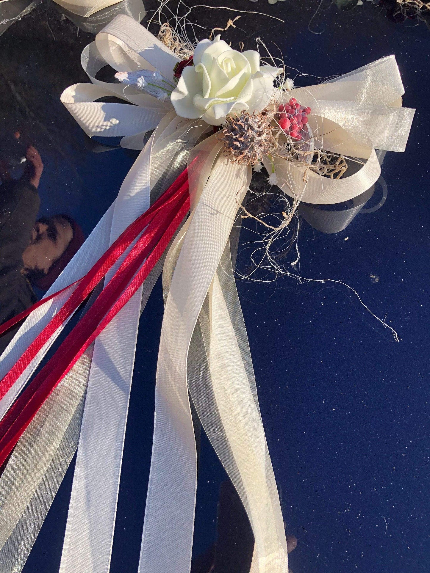 Autoschmuck Set 3 Teilig Gesteck und Schleifen Autodekoration Hochzeit Rose Efeu Schleife Schleifen Dekoration Hochzeit – handgemacht aus Seiden- und Kunstblumen, langlebig & pflegeleicht von SarahsFlowerStudio